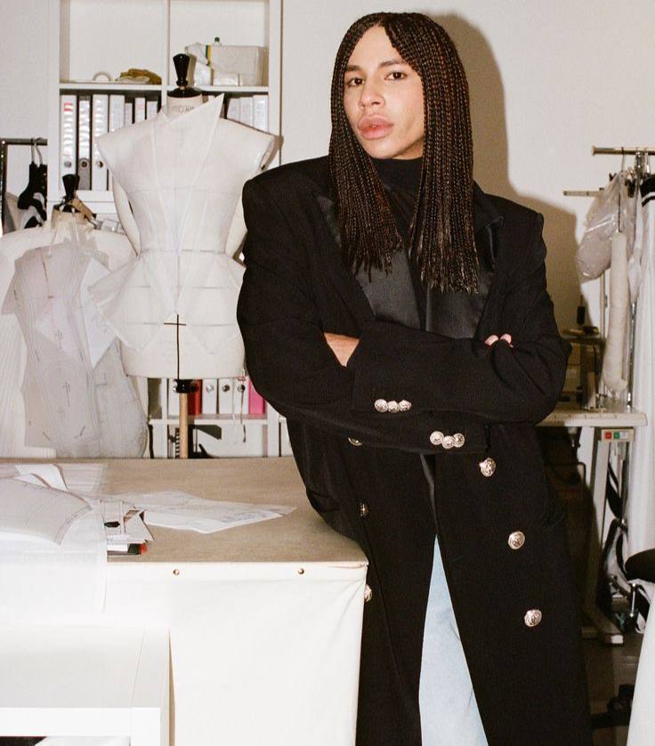 Новость про уход Оливье Рустена конечно неожиданная Это как раз тот случай когда кажется что ничего не предвещало Интересно с чем связано ушел сам или все таки попросили В Balmain на посту креативного директора он провел 14 лет и довольно успешных на мой взгляд При этом став одним из самых молодых креативных директоров нашего времени Самым молодым конечно был Ив Сен Лоран когда начал руководить Dior но это когда было А еще уход Рустена значит что будем ждать новое назначение ну и новость о том куда дальше двинется сам дизайнер Идей пока примерно ноль