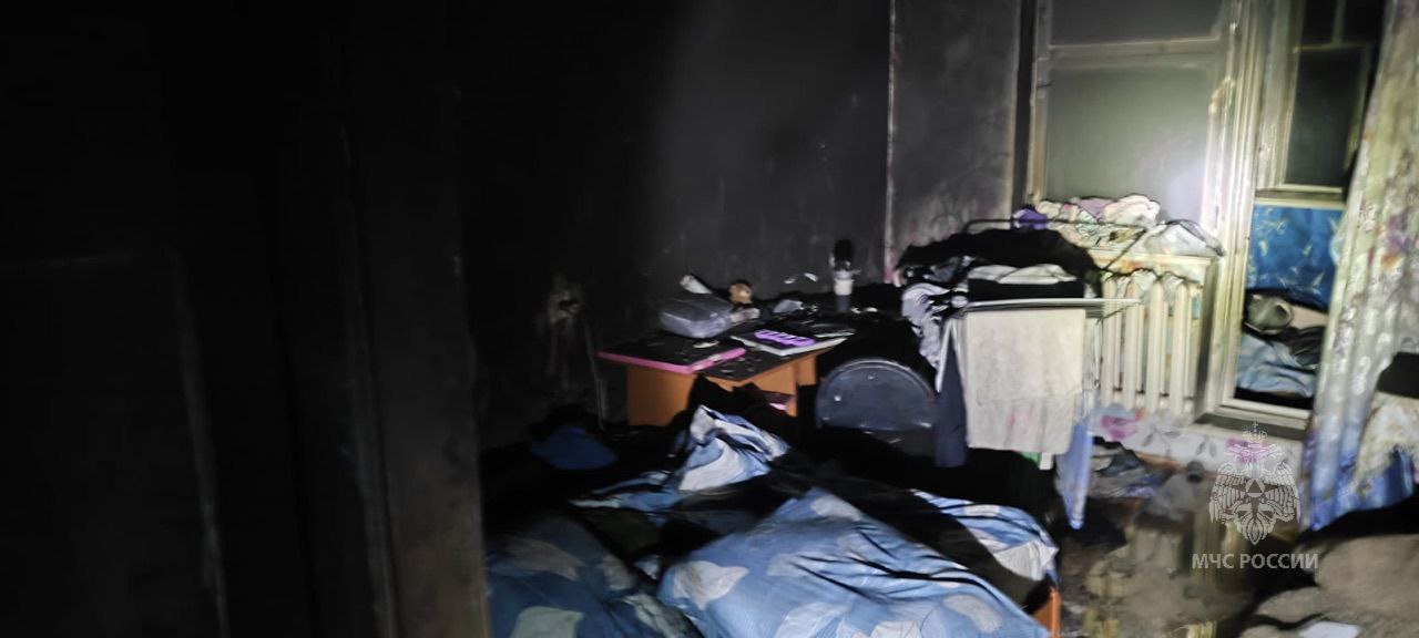 16 летняя девушка погибла при пожаре в Балахтинском районе Накануне вечером в селе Кожаны в квартире из за короткого замыкания загорелся телевизор Мама вместе с младшим сыном находились на кухне и быстро смогли эвакуироваться Родительница пыталась вернуться в дом и спасти подростка но не смогла пробраться из за сильного задымления В настоящее время выполняются проверочные мероприятия Эксперты устанавливают все обстоятельства произошедшего Вести Красноярск в MAX vesti krsk