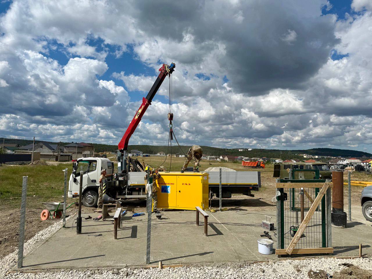 В Симферопольском районе завершается строительство сетей газоснабжения Работы проходят в селе Строгановка. На сегодняшний день осталось уложить 1 км сетей газоснабжения из 98,4 км, запланированных проектом. Также необходимо установить 22 цокольных газопровода-ввода из 2,5 тысяч. Ввести объект в эксплуатацию планируют в 4 квартале 2025 года. #РеспубликаКрым