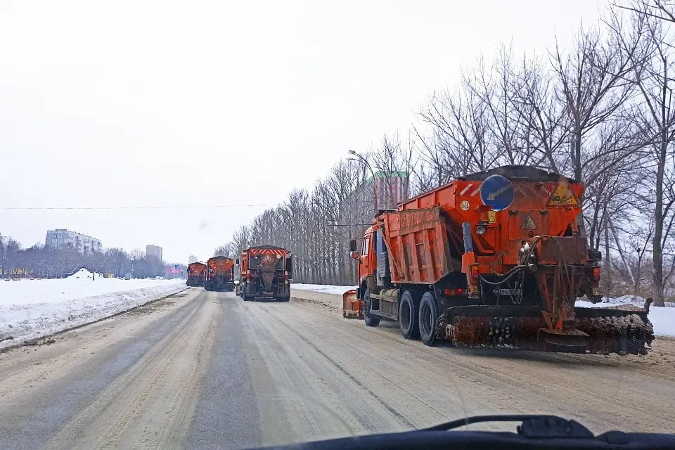 Высыпали 44 тысячи тонн песка  Основной темой первого после новогодних каникул заседания городской Думы Тольятти стало зимнее содержание магистралей.  Руководитель департамента дорожного хозяйства и транспорта администрации Александр Востриков доложил, что в контракте, заключенном с компанией «Автодоринжиниринг», предусмотрены такие виды работ, как очистка от снега и льда дорог, остановок и пешеходных переходов, обработка противогололедными материалами, а также вывоз снега в соответствии с требованиями ГОСТ:  – Устранение рыхлого талого снега и скользкости на проезжей части происходит в течение 3-12 часов, а на тротуарах, мостах и остановках – в течение 12-24 часов, в зависимости от интенсивности движения пешеходов. Общий объем заготовленной пескосоляной смеси – 60,3 тысячи тонн, из которых 44 тысячи уже израсходованы. Планируется дополнительный завоз еще 6 тысяч тонн. С магистралей на специальные площадки вывезено 47,8 тысячи кубометров снега.  У подрядной организации имеются 145 единиц техники, из которых 123 используются на городских магистралях. С начала зимы она закупила для нужд Тольятти 4 комбинированные машины на базе «Ситрак»  это хорошо известный бренд китайской грузовой техники, – прим. авт. , 2 автогрейдера, 7 погрузчиков и 2 многофункциональные машины НТЗ. Кроме того, еще 5 комбинированных дорожных машин сейчас находятся в Кургане на переоборудовании. В наш город они прибудут до 1 февраля.  Перый заместитель главы города Илья Сухих отметил, что в первую очередь усилиться техникой должен «Автодоринжиниринг»:  – Подрядчик пообещал, что к началу сезона уборки песка закупит дополнительный пылесос! Что касается увеличения муниципального парка техники, то заявку в областное правительство мы уже направили. Закупать ее нужно, но очень обдуманно, не в кредит под 30 процентов годовых.    Предложить новoсть