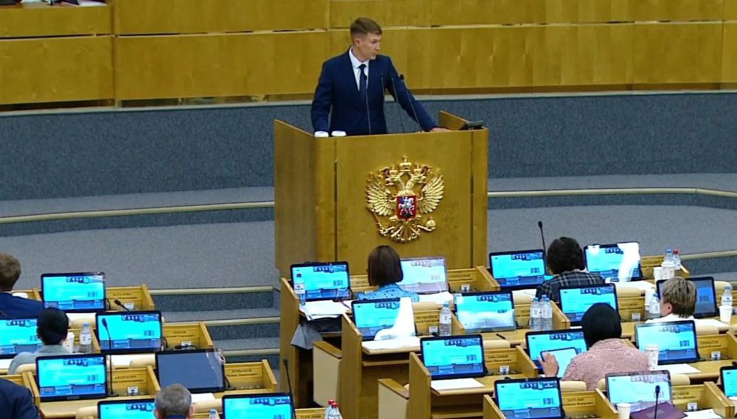 Законодательную инициативу АКЗС поддержали в Госдуме РФ Сегодня на пленарном заседании в Госдуме представил инициативу Алтайского краевого Законодательного Собрания и сенатора от Алтайского края Натальи Кувшиновой. В марте 2024 года мы направляли предложение по внесению изменений в Кодекс РФ об административных правонарушениях. Документ получил положительный отзыв Правительства РФ, поддержку в профильном комитете ГД и был внесен в повестку заседания. Мы предложили внести в КоАП изменения о необходимости направлять экземпляр постановления по делу об административном правонарушении администратору доходов бюджета. А проще говоря, уведомлять региональный органы государственной власти о наложении административного штрафа мировыми судьями, комиссиями по делам несовершеннолетних и защите их прав, в случае когда протоколы по таким делам составлены федеральными органами, а средства поступают в региональный бюджет. Почему эти изменения важны? В полномочия органов власти, которые являются администраторами доходов, входит, в том числе, учет и контроль за правильностью, полнотой и своевременностью платежей в бюджет. То есть полномочия есть, а информации о привлечении лиц к ответственности может и не быть, если должностные лица представили ее несвоевременно или вовсе не направили. Это плохо и для бюджета, потому что нет понимания о предстоящих поступлениях, и для жителей, ведь можно потерять информацию об уплате такого штрафа. Сразу скажу, что таких категорий дел не так много, для примера - это оскорбления, побои, мелкое хулиганство, управление транспортным средством в состоянии опьянения. Однако конкретный порядок исполнения указанных полномочий необходимо было урегулировать. Нашу закинициативу поддержали в первом чтении единогласно. Возможно, она не слишком понятна на первый взгляд, но важна для совершенствования бюджетных процессов. Недавно Госдума в первом чтении одобрила также предложение края, которое направлено на совершенствование учета при администрировании доходов региональных бюджетов с помощью работы в системе государственных и муниципальных платежей. Это позволит повысить доходную базу бюджетов субъектов Российской Федерации, в том числе за счет работы с недоимками, обеспечить прозрачность поступающих платежей. Эти две инициативы хороший пример комплексного анализа работы федеральных правил на местах и их точечного усовершенствования на пользу регионов.