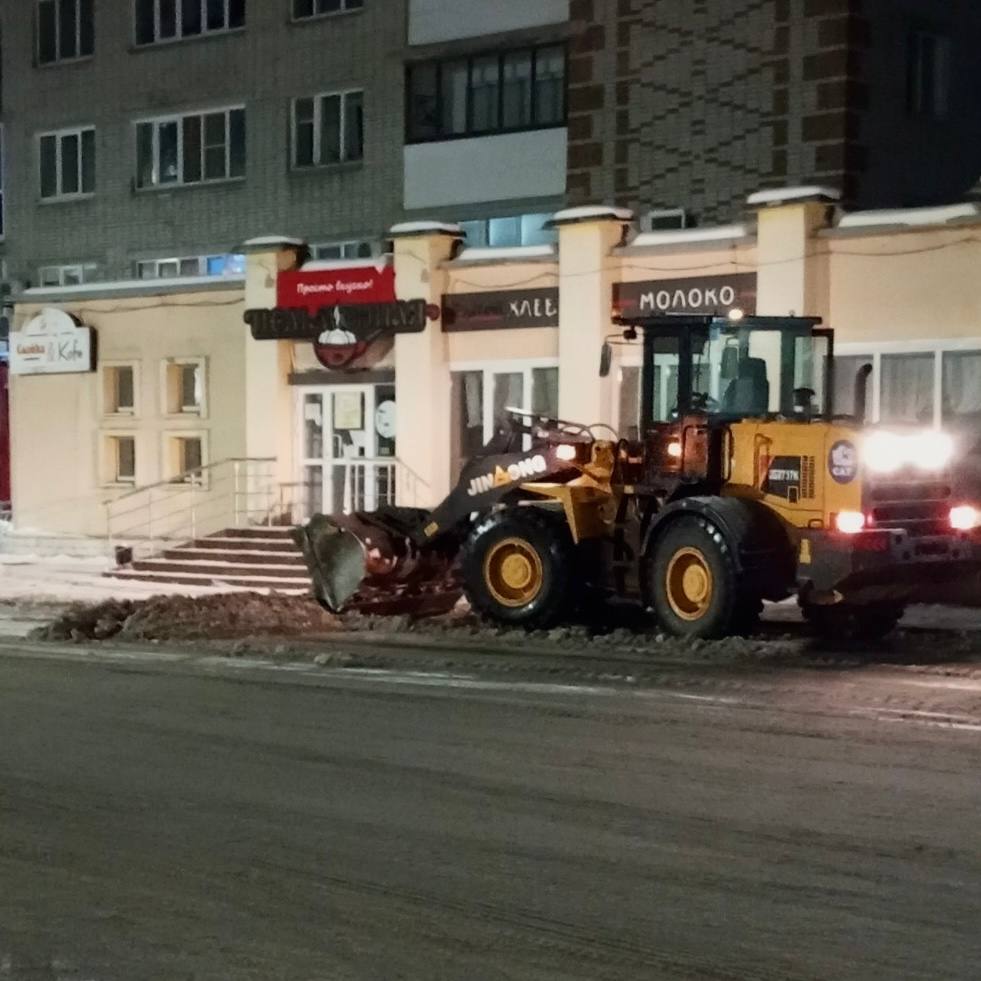 Активно вывозить снег начали в Шадринске после критики губернатора Шумкова  В Шадринске за прошедшую ночь вывезли 1,8 тысяч тонн снега. Было задействовано 35 единиц техники. Об этом сообщают власти города.     Шадринск официально.