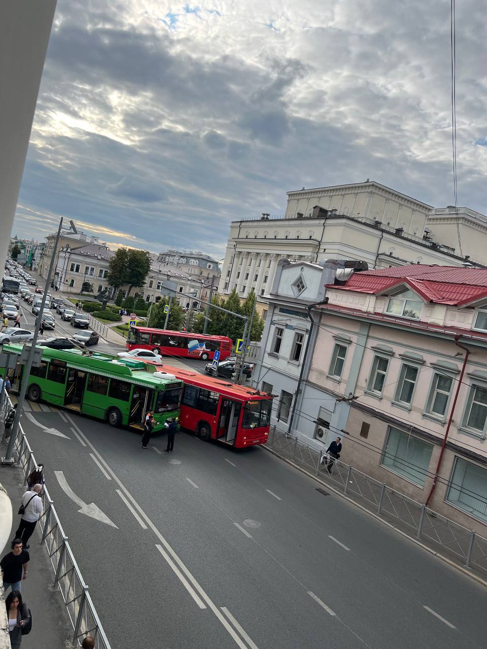 ДТП с участием троллейбуса и автобуса парализовало движение на Пушкина в Казани На пересечении улиц Пушкина – Горького в Казани автобус столкнулся с троллейбусом. Очевидцы делятся кадрами ДТП в соцсетях. По данным сервиса «Яндекс. Карты», движение на данном участке парализовано. UPD. Как рассказали «Татар-информу» в городской Госавтоинспекции, по предварительным данным, водитель автобуса не выбрал безопасный боковой интервал и спровоцировал ДТП. В итоге никто не пострадал. Подпишитесь: