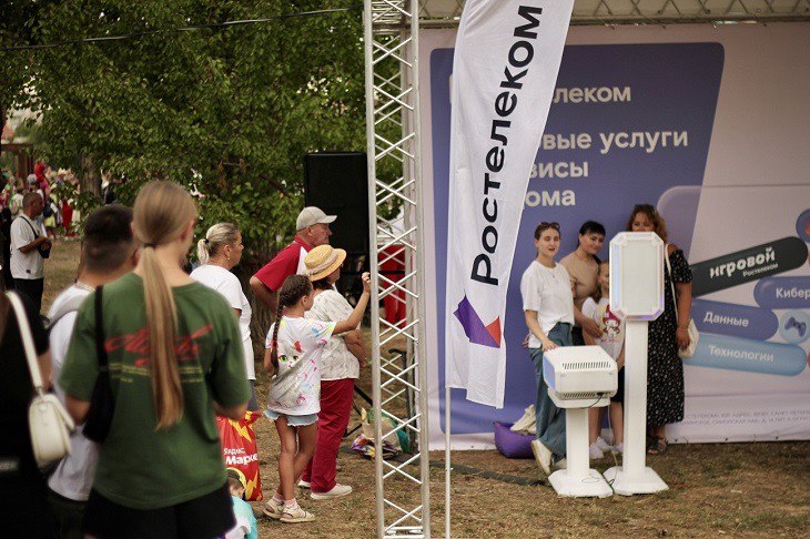 Вкусный спелый цифровой Ростелеком выступил партнером арбузного фестиваля в Камышине Ростелеком поддержал XVII арбузный фестиваль Зело отменный плод который прошел 24 августа в городе Камышине Волгоградской области Провайдер организовал интерактивную площадку где желающие могли сделать памятную фотографию с использованием нейросетей поучаствовать в тематических конкурсах и викторинах получить подарочные промокоды на подписку онлайн видеосервиса Wink и фирменные сувениры Специалисты провайдера провели для посетителей около 500 подробных консультаций по цифровым сервисам и услугам связи За время праздника на площадке Ростелекома побывали более 1 5 тыс человек v102 ru news 147125 html Реклама ПАО Ростелеком ИНН 7707049388 erid 2VtzqvpRnMg