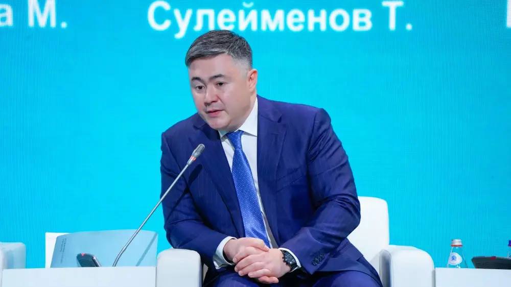 Казахстанцев предостерегают от покупки криптовалют Глава Нацбанка Тимур Сулейменов сообщил, что в настоящее время ведется работа над законодательными поправками, которые будут регулировать оборот цифровых активов, в том числе криптовалют. В стране начнут выпускать криптокарты и работать криптообменники, что упростит для казахстанцев покупку и продажу активов. По мнению Сулейменова, либерализация рынка может привести к тому, что неопытные инвесторы решат вложить в криптовалюты, хотя это высокорискованный инструмент. Глава Нацбанка считает, что криптовалютами должны, в первую очередь, интересоваться «продвинутые» инвесторы, которые имеют выработанные инвестиционные стратегии. Законодательные поправки, которые разрешат в Казахстане работу криптообменников уже на рассмотрении в парламенте. Законодательный акт, который будет регулировать оборот цифровых активов в Казахстане, поступит в мажилис этой осенью. Нацбанк ожидает, что законодательная база будет готова к началу 2026 года.