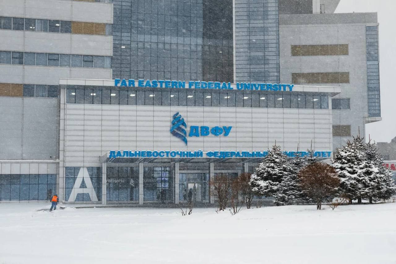 Профессор ДВФУ заключена под стражу за торговлю марихуаной Советским районным судом г Владивостока рассмотрено ходатайство следователя об избрании меры пресечения в виде заключения под стражу в отношении профессора ДВФУ обвиняемой в совершении преступления предусмотренного ч 3 ст 30 п б ч 3 ст 228 1 УК РФ покушение на незаконный сбыт наркотических средств в значительном размере По данным следствия 22 01 2026 находясь в точно неустановленном месте г Владивостока женщина покушалась на сбыт наркотического вещества каннабиса марихуаны суммарной массой 7 76 г Однако преступление не было доведено до конца т к она была задержана сотрудниками полиции и указанное наркотическое средство было изъято в ходе осмотра места происшествия По данному факту возбуждено уголовное дело по ч 3 ст 30 п б ч 3 ст 228 1 УК РФ покушение на незаконный сбыт наркотических средств в значительном размере если при этом преступление не было доведено до конца по независящим от этого лица обстоятельствам Изучив представленные органом предварительного следствия материалы содержащие достаточные сведения о возможной причастности женщины к совершению преступления суд избрал в отношении то последней меру пресечения в виде заключения под стражу сроком на 2 месяца Хотите поделиться новостью Написать в Приморье Онлайн