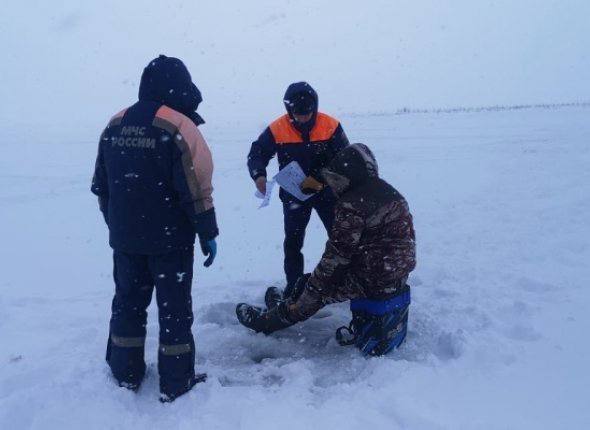 На Кaмчатке проводится "Месячник безопасности на воде"  Акция продлится с 15 ноября 2024 года до 15 апреля 2025 года  Инспекторы ГИМС будут патрулировать возможные места выхода людей на лед и зимней рыбалки. В период ледостава возрастает вероятность несчастных случаев, связанных с провалом людей под лед. В группу риска, как правило, попадают рыбаки, любители катания на коньках, а также любители экстремальных видов спорта.   — рассказал главный государственный инспектор по маломерным судам Камчатского края Владислав Деревяхин.    Подробнее    Подписаться: