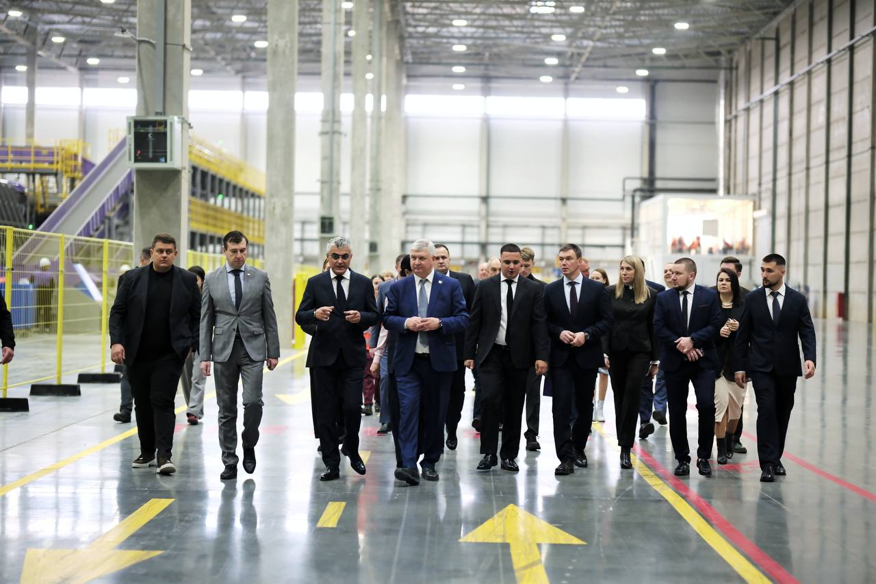 cre news В Воронеже заработал новый логистический комплекс Wildberries Wildberries Russ открыли в Воронеже логистический комплекс площадью 156 тыс кв м и мощностью до 1 8 млн единиц товаров в сутки Объём инвестиций в проект составил 11 млрд руб Подробнее cre ru news 100518