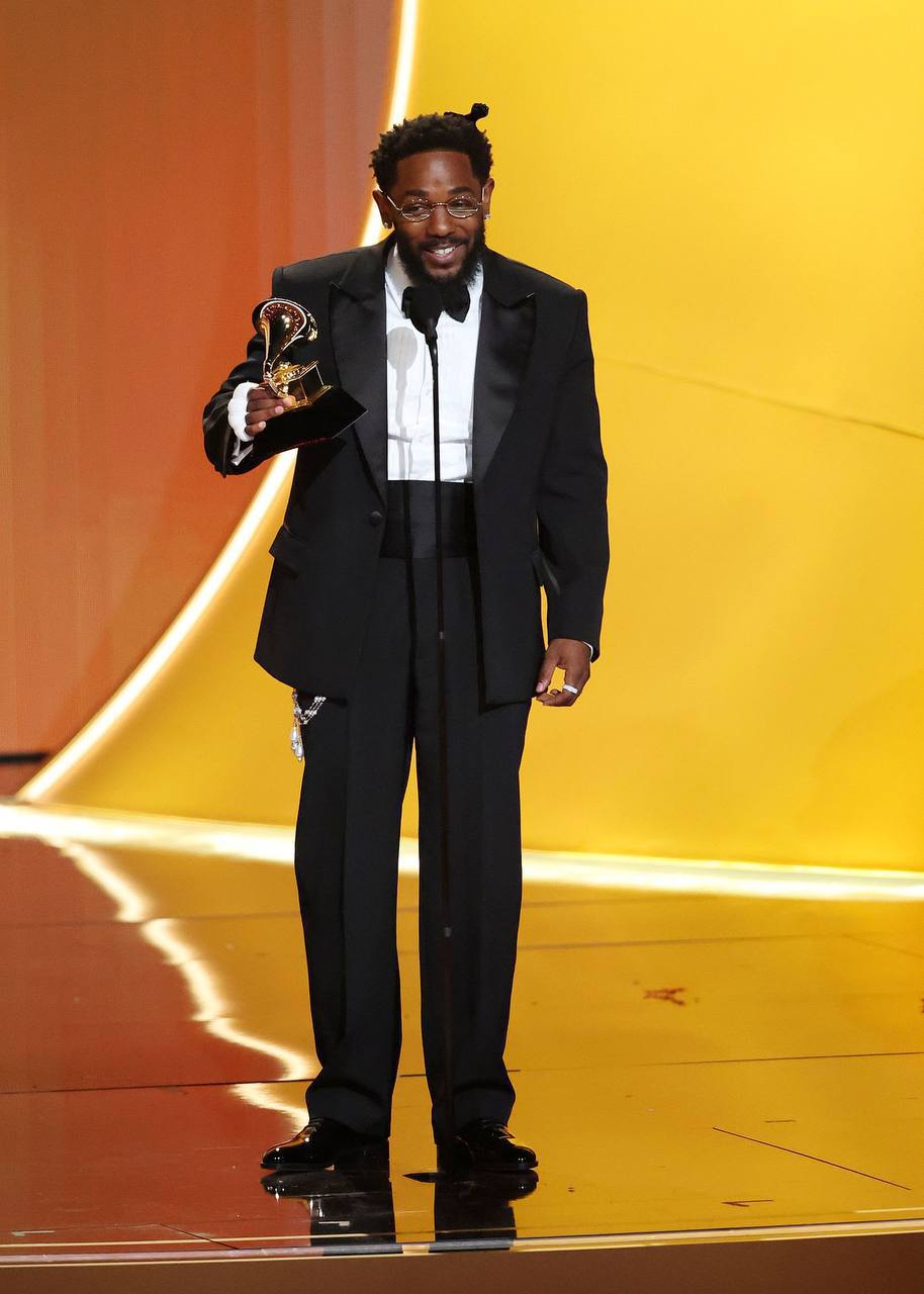 Самый крутой рэпер теперь Кендрик Ламар Итоги Грэмми 2026 Второй год подряд Кендрик Ламар забрал наибольшее число наград целых 5 статуэток Также он обогнал Jay Z и стал самым титулованным хип хоп исполнителем в истории премии Его общее количество наград составило 26 Bad Bunny забрал 3 статуэтки Lady Gaga Kehlani и Leon Thomas по 2 Награды в главных номинациях получили Bad Bunny и Билли Айлиш Ну и основные номинации Альбом года Debí Tirar Más Fotos Bad Bunny Песня года Wildflower Билли Айлиш Лучший рэп альбом GNX Кендрик Ламар Лучший новый исполнитель Оливия Дин Лучший урбан альбом DeBí TiRAR MáS FOToS Bad Bunny Лучший современный кантри альбом Beautifully Broken Jelly Roll Лучший вокальный поп альбом Mayhem Леди Гага Лучшее сольное поп исполнение Messy Лола Янг Запись года Luther Кендрик Ламар feat SZA КАНАЛ ЯНЫ ЧУРИКОВОЙ