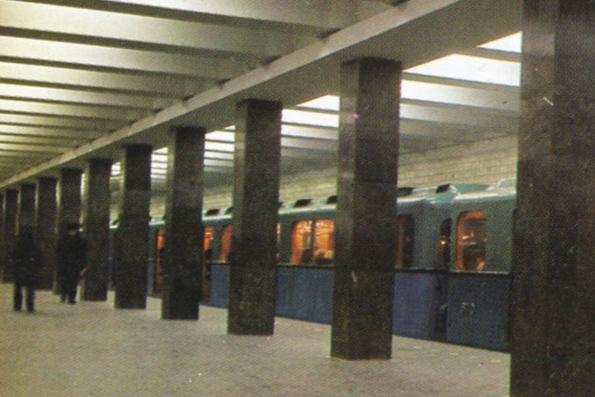 Одна из старейших конечных станций московского метро перестанет быть конечной Мэр Москвы Сергей Собянин сегодня дал старт проходке одного из двух перегонных тоннелей к будущей станции Гольяново от Щелковской Станция Гольяново станет конечной на Арбатско Покровской линии в сентябре 2028 года Щелковская уже 62 года является конечной станцией Арбатско Покровской линии которая до открытия Большой кольцевой линии в 2023 м году была самой протяженной в столичной подземке Самой же возрастной из конечных станций остается Александровский сад которая была открыта в 1935 м году под названием Улица Коминтерна При этом изначально она не была конечной и работала как часть Сокольнической линии Была закрыта в 1953 м и вновь открыта в 1958 м уже как конечная на Филевской ветке rodinargru