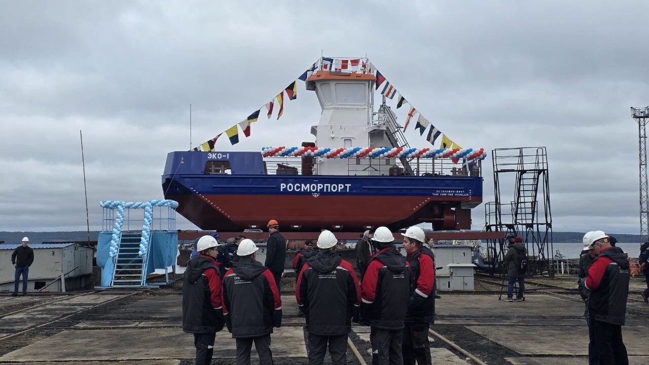СПУЩЕН НА ВОДУ НЕФТЕСБОРЩИК ЭКО 1 Онежский судостроительно судоремонтный завод спустил на воду нефтесборщик Эко 1 проекта NE028 Судно способно оперативно реагировать на разливы нефтепродуктов и собирать плавающий мусор в том числе пластиковые отходы все чаще встречающиеся даже в высокоширотных морях Эффективность судов данного класса была продемонстрирована в декабре 2024 года в Керченском проливе После столкновения двух танкеров Волгонефть 212 и Волгонефть 239 произошел масштабный разлив мазута Суда экологического флота включая нефтемусоросборщики за 48 часов локализовали загрязнение с помощью боновых заграждений собрали 25 тонн нефтеводяной смеси с поверхности воды а также обеспечили очистку 27 9 тыс м² акватории Источник РС КЛАСС времявперёд