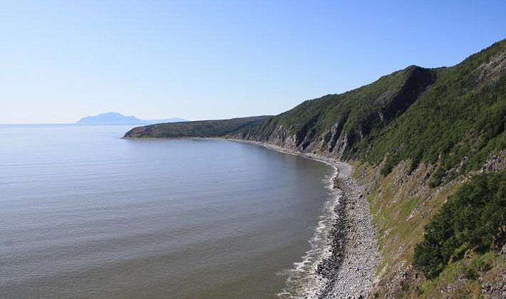 Благоустройство магаданского турмаршрута «Бухта Батарейная» намерены завершить в 2026 году. Средства выделят в рамках Единой президентской субсидии. Всего на Дальнем Востоке планируется обустроить 124 км новых туристических троп. На это выделено 1,7 млрд рублей. Для «Бухты Батарейной» уже согласованы инженерно-геологические этапы, составляются программы по инженерным изысканиям, проведено визуальное обследование участков для установки конструкций и обустройства визит-центра. Туристы смогут увидеть береговую батарею № 401, возведенную в 1940 году для обороны Колымы от потенциального вторжения японских вооруженных сил. Там же будут открываться панорамные виды на Охотское море, древние курумники и флору смешанного леса. Тропа для прогулок будет протяженностью 15 км. Власти уверены, что тропа станет точкой роста и новым фактором развития туризма на Колыме.