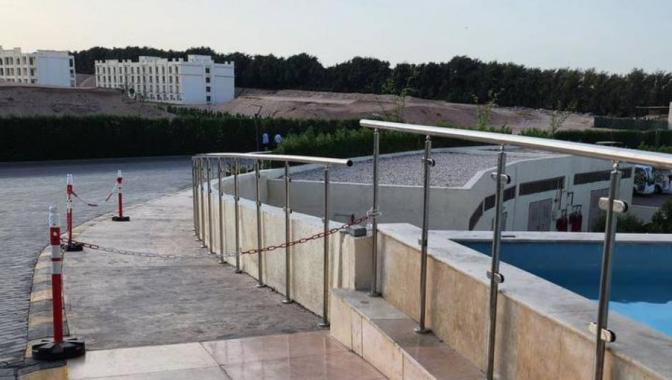 В Египте погиб четырехлетний ребенок из России. В отеле Xanadu Makadi Bay он сорвался с края фонтана и упал с высоты 6 метров. По словам родителей, трагедия произошла из-за того, что гостиница не смогла обеспечить безопасность гостей: пространство за фонтаном ничем не огорожено, зеленые насаждения за ним создают оптический обман — непонятно, что за ним — пропасть. Сейчас по их заявлению ведется расследование. Подробности трагедии — в материале Profi.Travel. #египет #отель #гибельребенка #ЧП