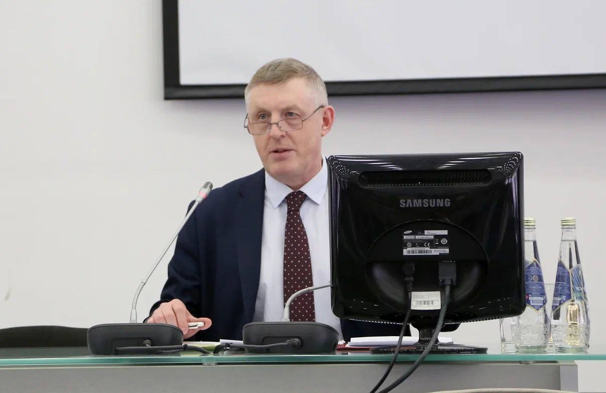 В бизнес-инкубаторе ВГТУ прошла важная отраслевая конференция, посвященная вопросам цифровизации строительного сектора. Эксперты обсудили перспективы внедрения отечественных технологий, системную интеграцию цифровых решений и подготовку профессиональных кадров. Сделали основные выводы: - технологический суверенитет важен для устойчивого развития отрасли. - цифровая интеграция охватывает весь цикл работ – от проектирования до эксплуатации зданий. - опыт регионов показывает успешность системного подхода и использование современных технологий, таких как BIM-моделирование. - необходимость подготовки молодых специалистов, готовых применять новые цифровые компетенции с первых курсов обучения. Подведены итоги успешного опыта цифровизации, обозначены задачи по развитию нормативной базы, кадрового потенциала и инфраструктуры. Успех дальнейших преобразований зависит от тесного взаимодействия государства, бизнеса и учебных заведений.