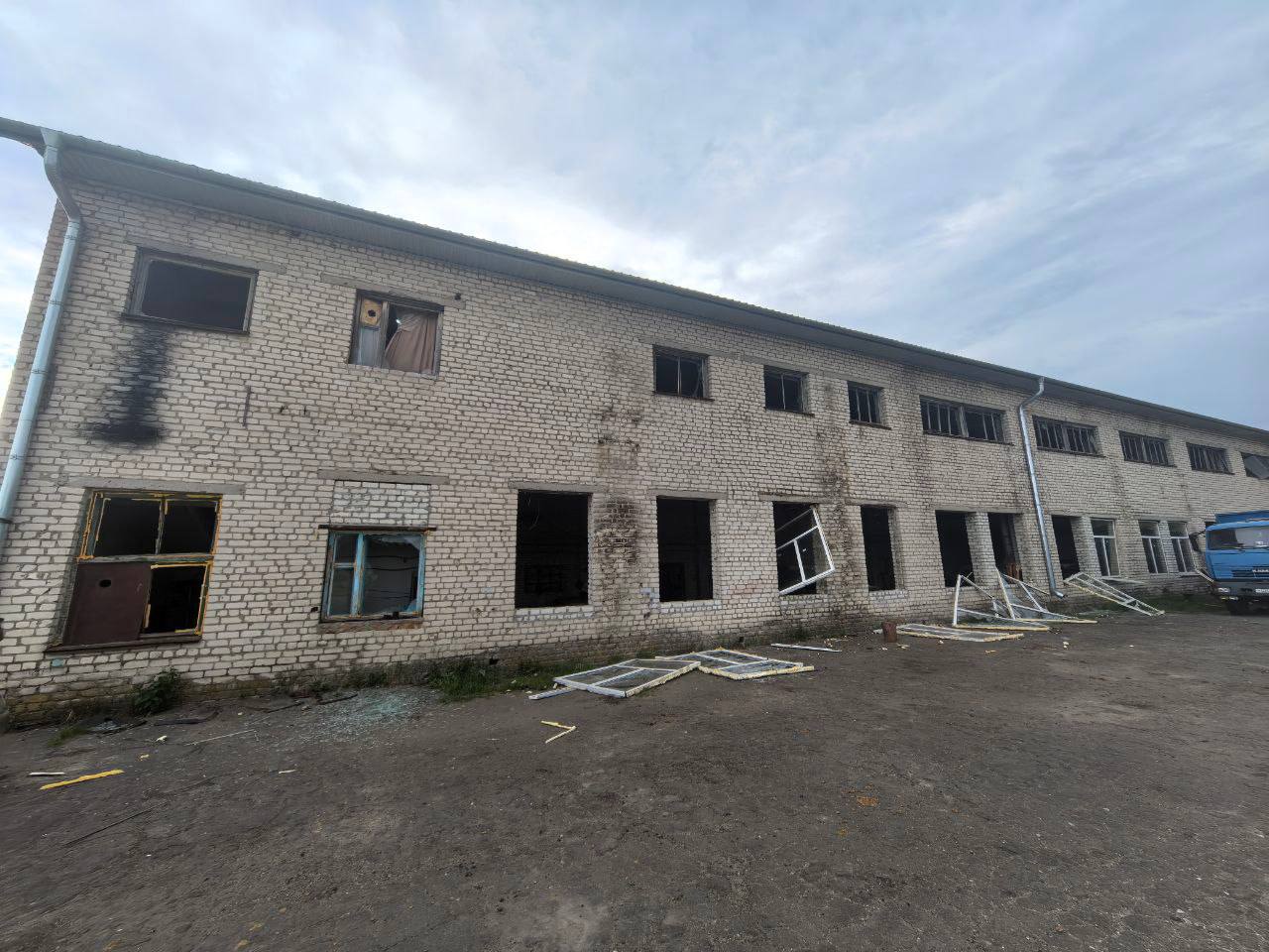 ВСУ атаковали город Рыльск Это произошло утром. В результате ударов по частным предприятиям в 2-х административных зданиях взрывной волной выбило окна, в гаражах и складах повреждены стеклопакеты и кровля. Один гараж полностью разрушен. Остекление повреждено в спортзале детско-юношеской спортивной школы и в 2-х квартирах в многоквартирных домах, сообщил врио губернатора Александр Хинштейн. - В результате прилёта были перебои с электричеством, сейчас аварийные службы полностью возобновили подачу электроэнергии. По предварительным данным, пострадавших нет! Подомовой обход продолжается, на местах работают оперативные службы, по моему поручению там же находится глава района. Уже сегодня ремонтные бригады приступают к восстановлению пострадавших объектов. Сейм Курская область