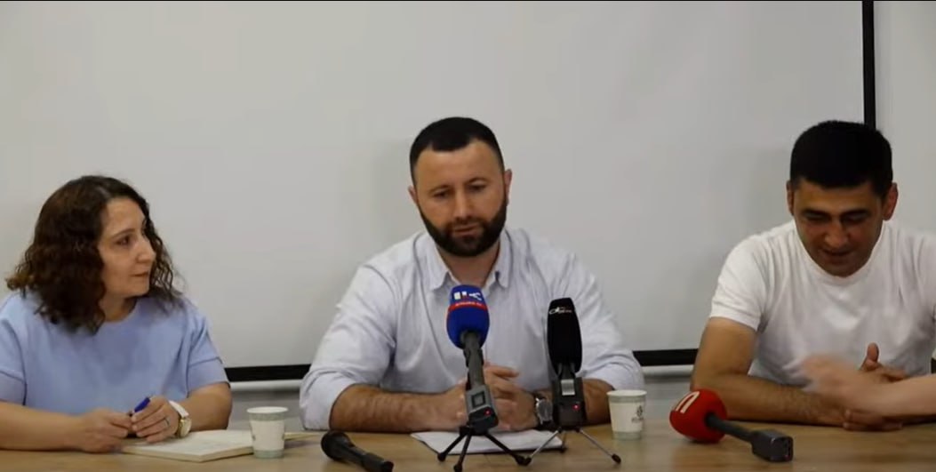 Некто Нжде Искандарян заявил, что назначен «госминистром Арцаха». Все, что смогли выяснить про Искандаряна, это то, что он был или продолжает быть руководителем НПО «Молодежное крыло Арцаха» и является членом Общественного движения «Совет по защите прав арцахцев». Не знаем кем он «назначен» на несуществующую должность, на основании чего и зачем «назначен», кто ему вообще такое внушил, но абсолютно точно знаем, что такого назначение не может быть априори, и гарантируем, что подобные идиотские и бессмысленные с прикладной точки зрения заявления не приносят ни арцахцам, ни Армении — ничего, кроме вреда!