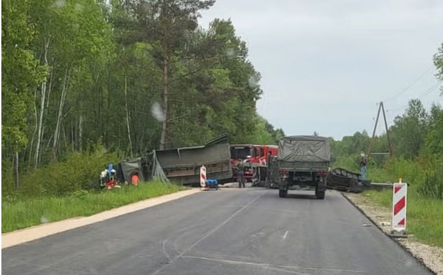 Латвийская военная техника попала в ДТП — пострадал один военный Вчера на трассе Добеле–Иле–Ауце движение было временно перекрыто из-за ДТП с участием военной техники. Судя по снимкам, появившимся в соцсетях, в аварии пострадала боевая машина. Официальных подробностей, как это обычно бывает, немного. Известно лишь, что один военнослужащий был госпитализирован. Место происшествия расположено недалеко от латвийско-литовской границы. Военные могли спешить на испытания новых полигонов у соседей. Однако Литва уже давно пользуется репутацией местного «бермудского треугольника», в котором пропадают не только техника и люди, но и ощутимые суммы европейского финансирования. ПОДПИСАТЬСЯ ПРИСЛАТЬ НОВОСТЬ
