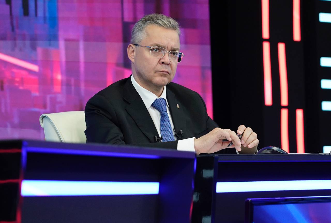 Вчера, в ходе прямой линии губернатора Ставропольского края Владимира Владимирова, было озвучено важное решение: медаль «За сохранение семейных ценностей» на Ставрополье получат еще 100 семейных пар. Таким образом, число обладателей этой награды увеличится вдвое. Следует отметить, что в Кировском округе уже 6 семей стали обладателями медалей и получили единовременную выплату в размере 100 тысяч рублей. Эта инициатива направлена на поддержку и поощрение семейных ценностей, что очень важно для нашего общества. Более подробную информацию о получении медалей можно узнать в управлении труда и социальной защиты населения администрации Кировского муниципального округа Ставропольского края. Адрес: г. Новопавловск, ул. Продольная, 170, кабинет 4. Также можно обратиться по телефону 5-23-12.