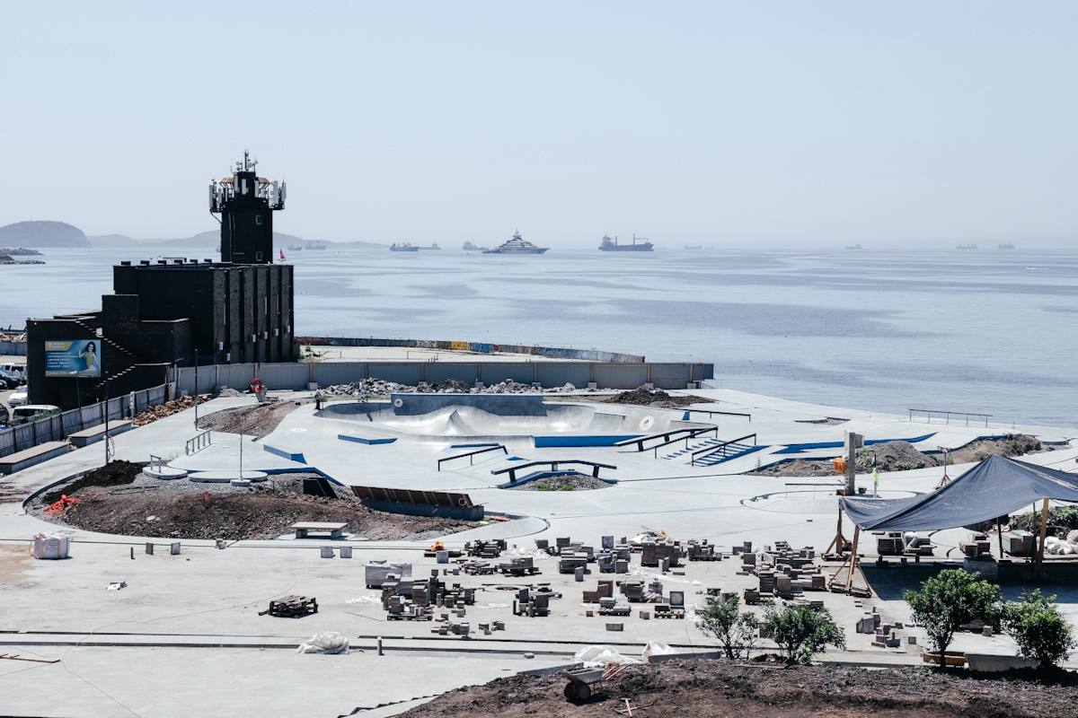 На Спортивной набережной завершается масштабная реконструкция Уже через месяц здесь откроется обновлённое общественное пространство — с новым парапетом, аккуратными дорожками, современным освещением и уютными зонами отдыха у моря. Главным местом притяжения станет Национальный центр «Россия». Мы уже оформляем залы будущих экспозиций, готовим площадки для интерактивов и мультимедиа, монтируем системы, которые создадут особую атмосферу. Для нас важно, чтобы каждый визит стал настоящим погружением в Приморье — с его историями, звуками и настроением. Вокруг центра появляются новые прогулочные маршруты и зелёные зоны, а фасад скоро предстанет в обновлённом виде. Так рождается пространство, где мы вместе сможем комфортно проводить время — от спокойных прогулок до ярких встреч и открытий.
