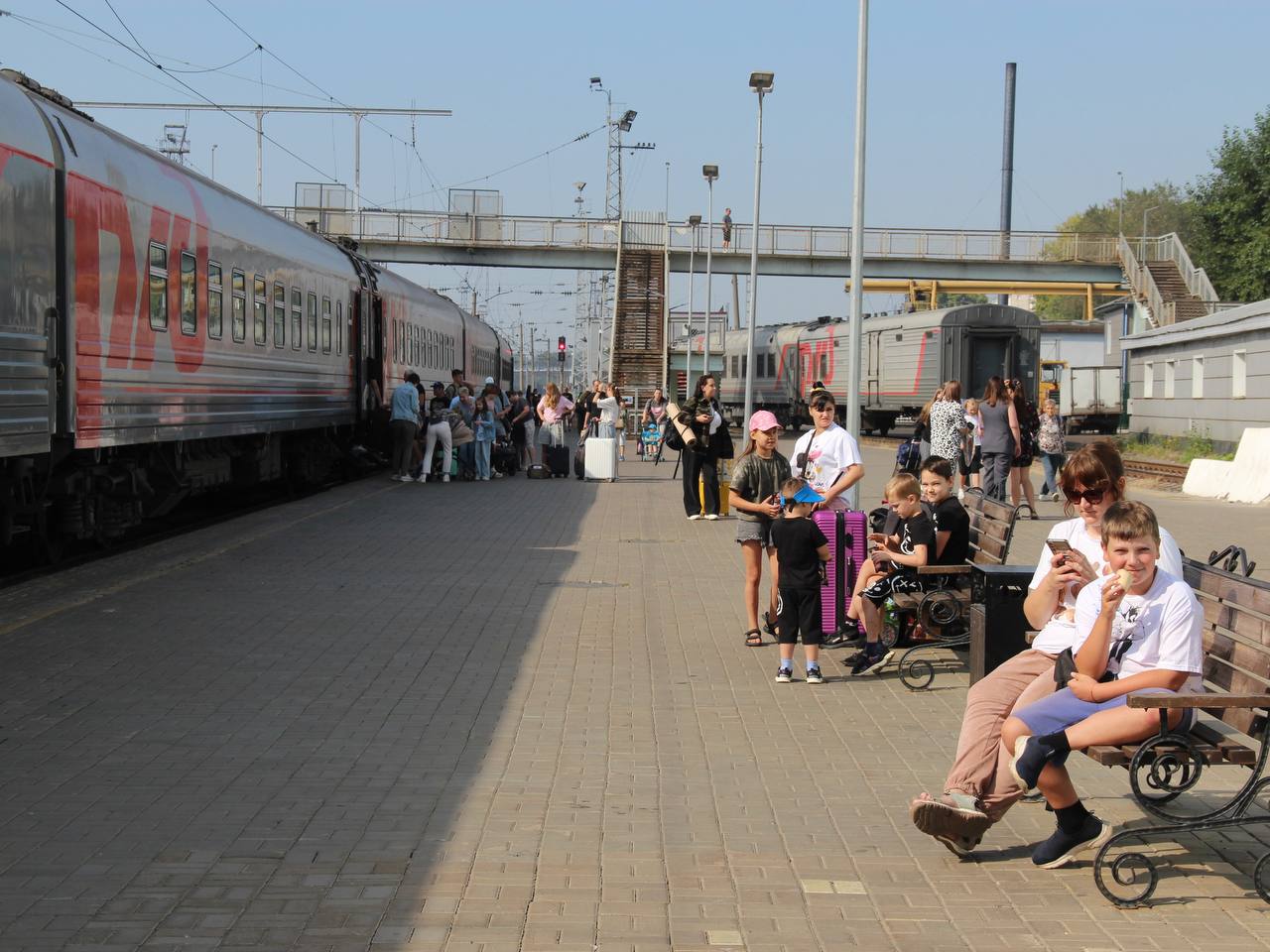 Все пути ведут в столицу Отправление пассажиров поездами дальнего следования в Москву сохраняет положительную динамику на Горьковской железной дороге в январе августе 2025 года Нижний Новгород Москва почти 1 млн человек 1 5 Казань Москва 520 9 тыс человек 4 6 Киров Москва 195 8 тыс человек 0 1 Ижевск Москва 95 7 тыс человек 0 4 Оформить проездные документы можно через мобильное приложение РЖД Пассажирам на нашем сайте в кассах вокзалов
