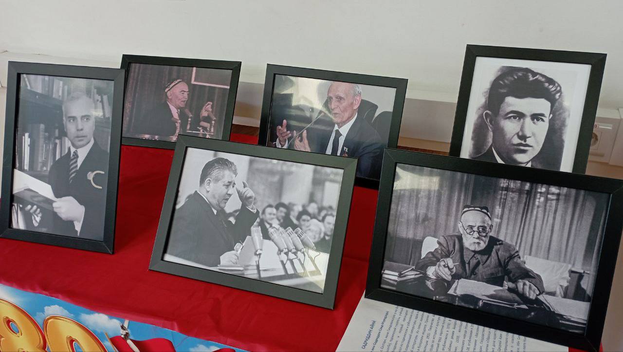 Посольство Таджикистана в Москве провело праздничный форум в честь 80-летия Победы. В программе были выставка и круглый стол, посвященный вкладу таджикского народа в годы войны, передает корреспондент .