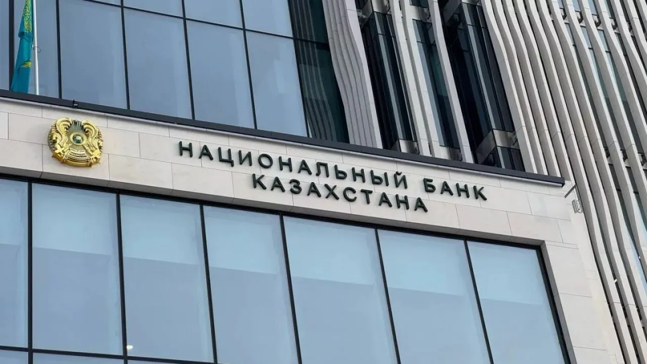 Нацбанк может сохранить базовую ставку на уровне 18 аналитики НБРК скорее всего сохранит базовую ставку на уровне 18 и не будет менять её как минимум до лета Такой сценарий прогнозируют аналитики Halyk Finance на заседании 24 апреля Национальный банк Казахстана по их оценке оставит ставку на прежнем уровне Эксперты считают что замедление инфляции пока неустойчивое а риски сохраняются Если ставку снизят разморозка тарифов ЖКХ рост цен на топливо и ожидаемое ослабление тенге к доллару могут усилить инфляционное давление По оценке аналитиков инфляция по итогам 2026 года останется высокой в диапазоне 10 5 11 5 Параллельно Нацбанк опубликовал результаты макроэкономического опроса экспертного сообщества В нём приняли участие 14 организаций аналитические центры международные институты и рейтинговые агентства Ожидания по ключевым показателям выглядят так Цены на нефть 2026 год 80 долларов за баррель 2027 2028 годы 70 долларов Рост экономики 2026 год 5 0 2027 год 4 6 2028 год 4 3 Судя по ожиданиям ни резкого замедления ни нового всплеска инфляции пока не ожидается На этом фоне снижение ставки в ближайшей перспективе выглядит маловероятным Ранее мы писали что Нацбанк Казахстана обновил макроэкономический прогноз скорректировав ожидания по инфляции и ценам на нефть По сравнению с началом марта оценки стали менее оптимистичными В начале марта НБРК прогнозировал возможное снижение базовой ставки во второй половине 2026 года Фото Orda kz Наши площадки Сайт Instagram Facebook YouTube X TikTok Анонимный бот для обратной связи orda2025 bot t me orda kz