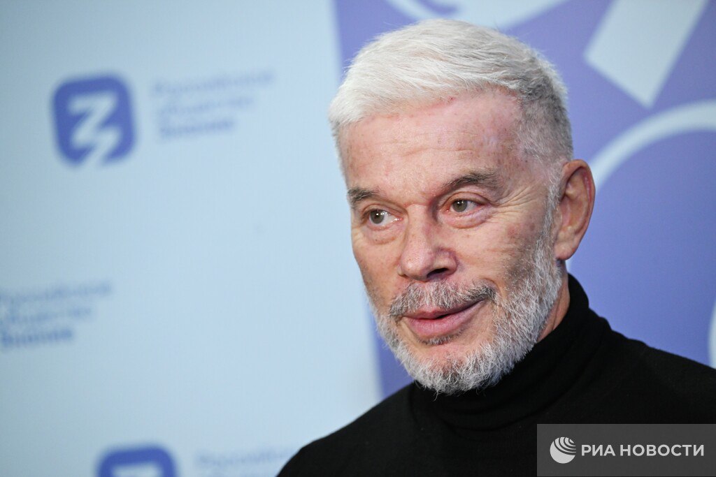 Певец Олег Газманов отдал обвиняемому в мошенничестве все накопления на пенсию В 2019 году Олег Михайлович выдал займ Геворку Саркисяну как и его супруга Марина Анатольевна Особенность в том что это были все деньги которые Олег Михайлович за всю свою жизнь заработал на пенсию сообщил РИА Новости юрист семьи Газманова Роман Кузьмин По словам Кузьмина Саркисян начал входить в круг семьи Газманова в 2016 года стараясь зарекомендовать себя с положительной стороны Фактически он воспользовался их Газмановых к нему отношением и получил денежные средства Впоследствии через год от него потребовали деньги вернуть Саркисян заявил что денег нет Он Саркисян непонятно куда их инвестировал А мы не инвестировали просто дали ему займ Позже как рассказал адвокат Саркисян ссылался на эпидемию ковида затем проведение СВО что якобы не позволяет ему перевести деньги из США где он проживает В дальнейшем Газмановы осознали что их обманули и приняли решение обратиться с заявлением в Следственный комитет Подписаться на РИА Новости