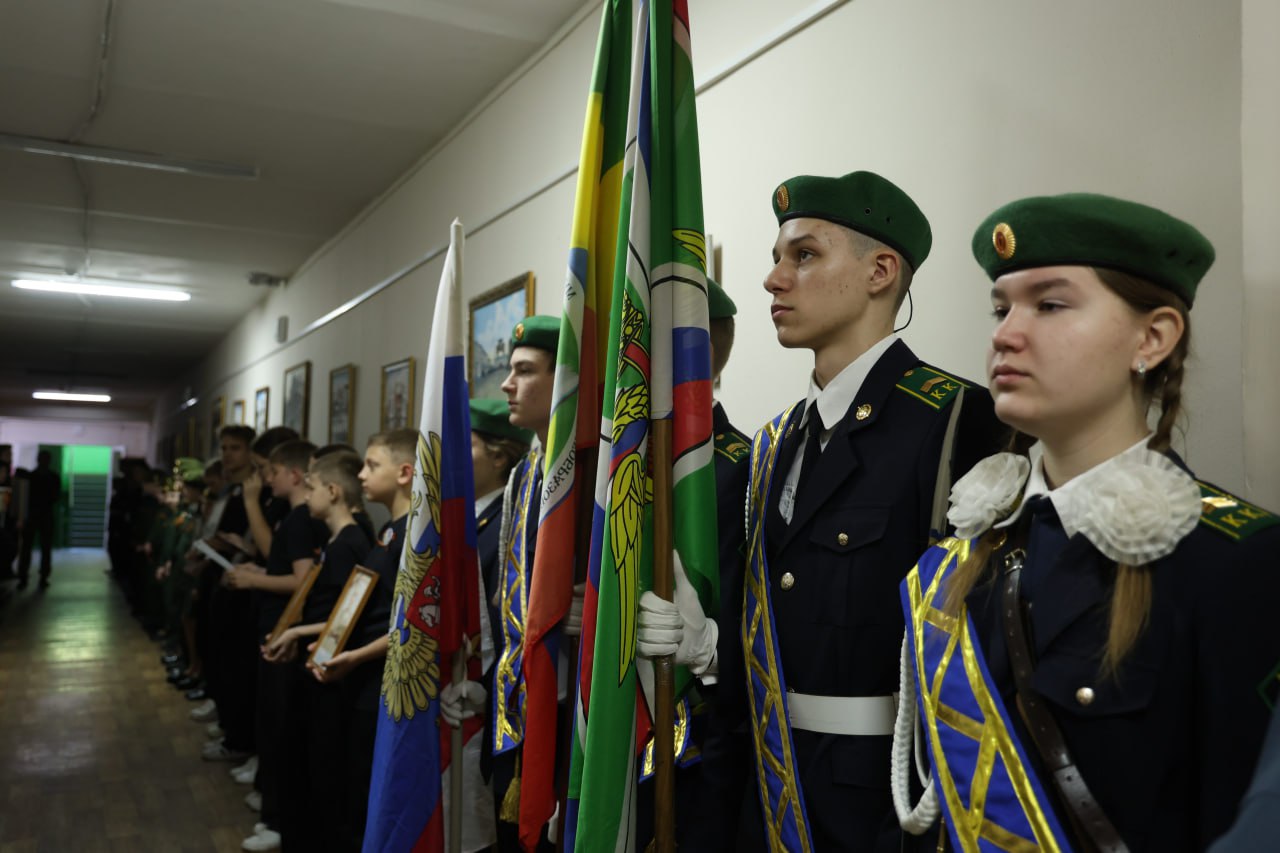 В школе № 30 высадили яблони в память об педагогах-фронтовиках На торжественном митинге, посвященном 80-летию Победы, ученикам рассказали о преподавателях школы, участвовавших в войне, отдав дань их подвигу и памяти. — В этом учебном году нашей школе присвоено имя Натальи Сердюк, учителя истории и кавалера двух орденов Славы, героически сражавшейся в Великой Отечественной войне, — напомнила директор школы Елена Суровцева. После митинга на пришкольной территории в «Саду памяти» высадили яблони, акцию посвятили учителям - участникам Великой Отечественной войны. Елена Анатольевна отметила, что за каждым кадетским классом закреплено персональное дерево, за которым он будет ухаживать. В школе рассчитывают, что в будущем сад будет расширяться и станет символом памяти о героях на долгие годы. — Необходимо сохранить память о героях, защищавших нашу страну. Молодое поколение обязано помнить тех, благодаря кому мы живем под мирным небом, — подчеркнул почетный гость мероприятия, председатель совета ветеранов органов безопасности по Курской области, подполковник в отставке Александр Шатунов. Фото: Влад Малышко.
