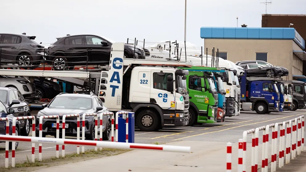 Около 6 тыс. новых дорогих автомобилей скопилось на парковке на севере немецкого Эссена; в основном это Volkswagen и Audi; их не удается продать, потому что они слишком дороги;  электромобили обладают недостаточным запасом хода, а зарядная инфраструктура остается в зачаточном состоянии — Bild  #EV #Germany #auto