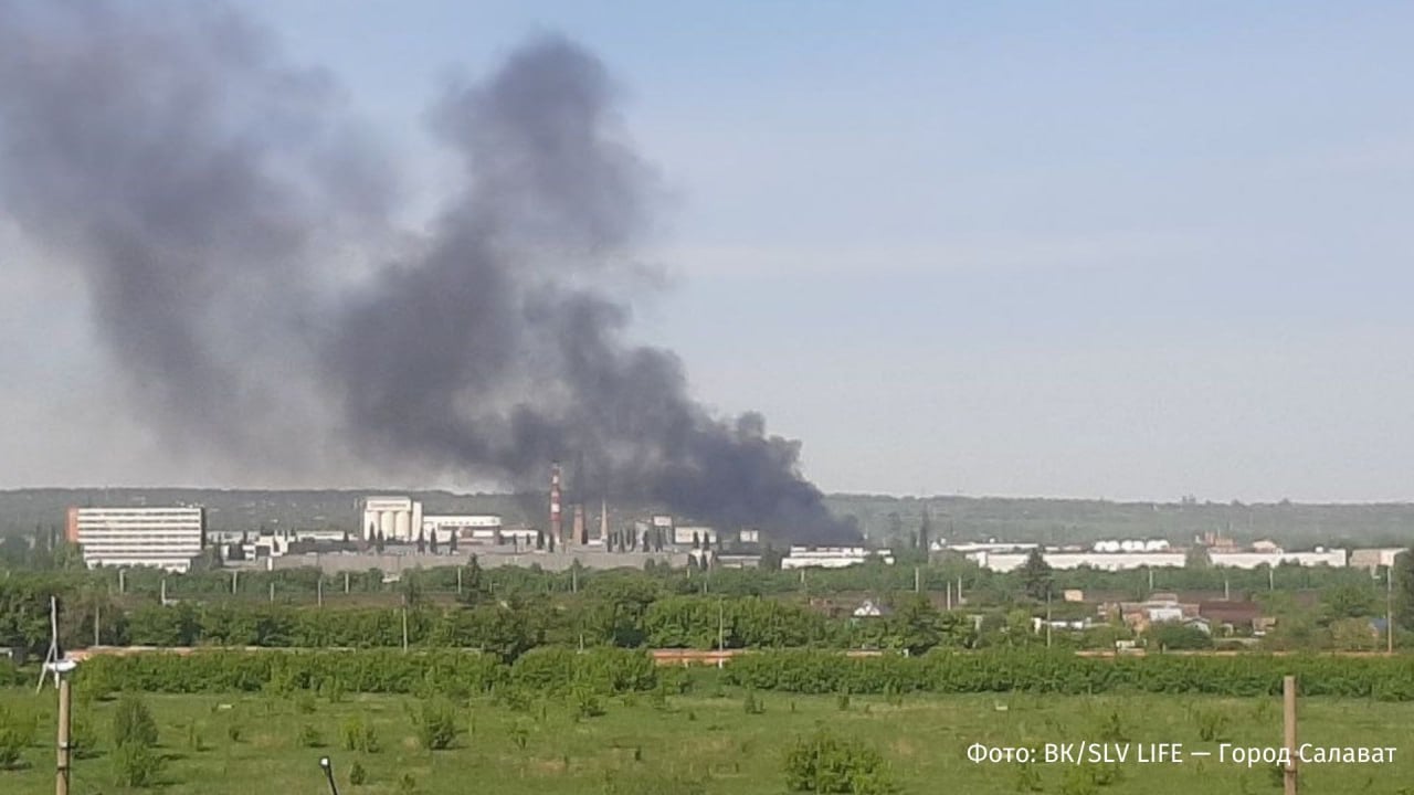 Взрыв произошел на заводе по производству парафина в башкирском городе Салават. Здание частично обрушилось, сообщил Telegram-канал 112. После хлопка загорелся парафин. Пострадали четыре человека. на месте работают экстренные службы.