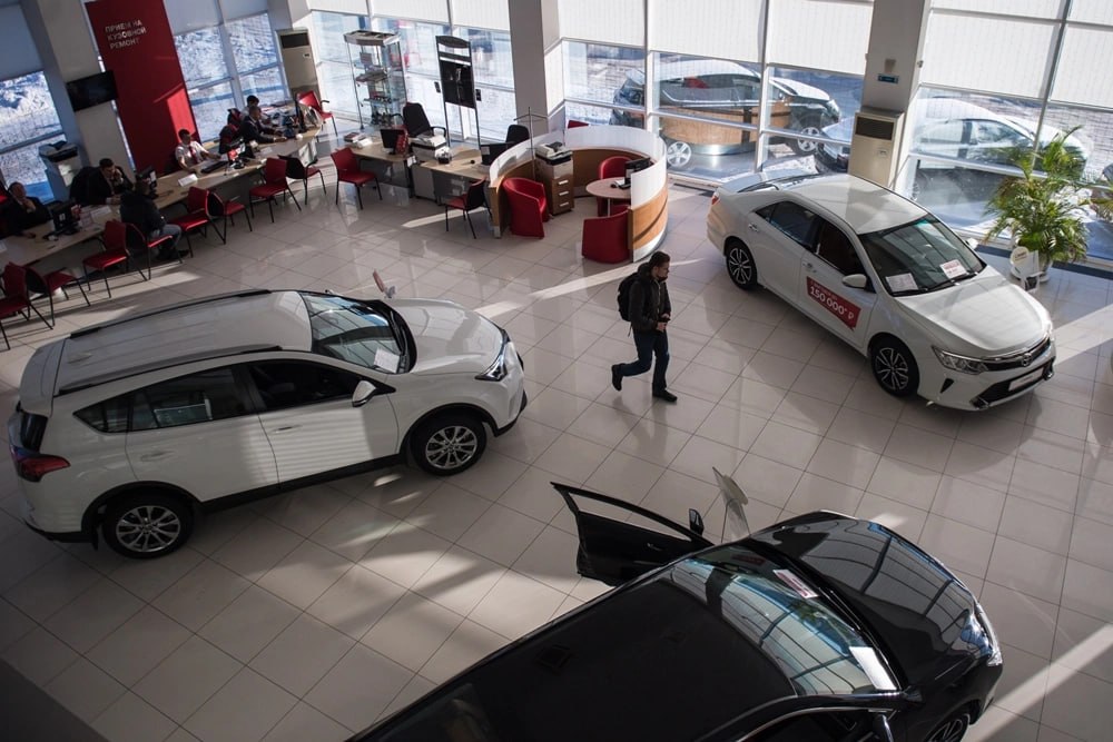 Эксперты сообщили о росте трат россиян на новые автомобили почти на 40 Показатели сравнивали с данными сентября В прошлом месяце на приобретение транспортных средств потратили 568 млрд рублей что стало рекордом с ноября 2024 года показало совместное исследование Автостата и компании Газпромбанк автолизинг Отмечается что показатели октября этого года на 4 7 выше уровня этого же месяца 2024 го Финансовая ёмкость рынка впервые за последние 12 месяцев преодолела отметку в полтриллиона рублей подчеркнули авторы исследования передаёт ТАСС Больше всего денег по прежнему у автолюбителей уходит на покупку китайских машин но их доля сокращается Подписаться на Говорит Москва Telegram VK MAX