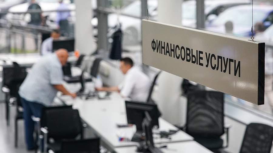 В январе банки выдали россиянам 59 74 тыс автокредитов это на 43 меньше чем в декабре когда было оформлено 105 2 тыс займов Показатель стал самым низким за последние три года сообщили в Объединенном кредитном бюро В годовом выражении снижение составило 19 год назад банки одобрили 73 74 тыс кредитов на покупку автомобилей Общий объем автокредитования в январе также сократился на 43 по сравнению с декабрем до 90 05 млрд рублей против 159 21 млрд месяцем ранее Однако в сравнении с аналогичным периодом прошлого года объем почти не изменился увеличившись на 1 jkinvest news jkinvest