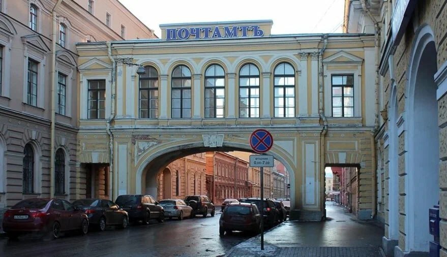 Почта России решила не реставрировать здание Главпочтамта в Петербурге АО Почта России отказалось от реставрации здания Главпочтамта на Почтамтской улице в историческом центре Санкт Петербурга и заявило о намерении продать объект на торгах сообщила депутат городского Законодательного собрания Наталия Астахова в своем Telegram канале Напомним в начале декабря аукцион по продаже здания был отменен В ответ на запрос депутата в Почте России сообщили что не планируют использовать здание Главпочтамта При этом организация признает что объект культурного наследия ОКН находится в неудовлетворительном техническом состоянии однако несмотря на это не собирается проводить реставрацию Исходя из финансового положения Общества принято решение об экономической нецелесообразности проведения работ следует из документа В настоящее время организована подготовка всего имущественного комплекса к повторному выставлению на торги Яндекс Карты Подпишитесь на Ведомости Северо Запад