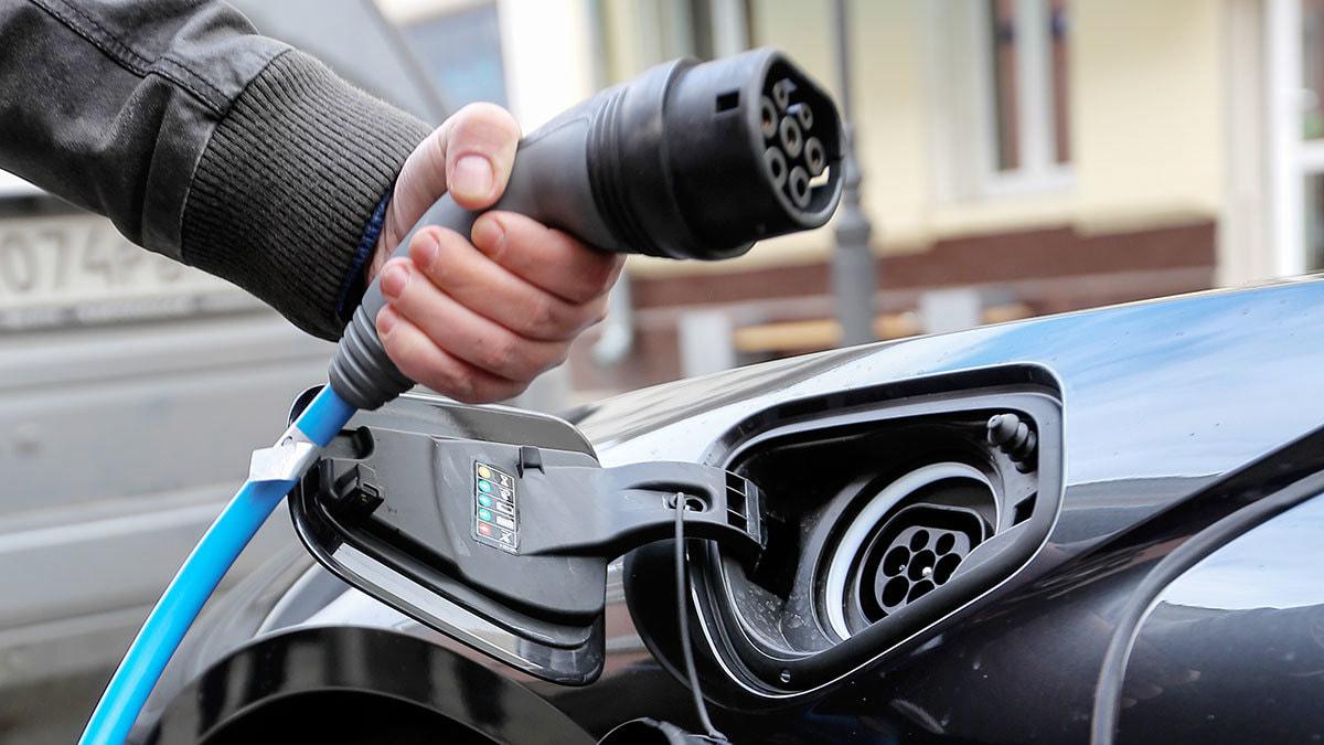 Более 300 новых электрозаправочных станций планируют установить в Петербурге в этом году В Санкт Петербурге в 2026 г планируют увеличить число электрозаправочных станций ЭЗС до 783 штук Такие данные следуют из презентации председателя комитета по природопользованию охране окружающей среды и обеспечению экологической безопасности Петербурга Кирилла Соловейчика которую он представил на пресс конференции 22 января  По итогам 2024 г в городе насчитывалось 357 ЭЗС в 2025 г их число выросло до 447 штук Таким образом по итогам 2026 г число ЭЗС должно вырасти на 75  Несмотря на расширение электрозаправочной инфраструктуры существующие мощности не успевают за реальной потребностью в ЭЗС Так согласно оценке комитета в 2025 г в городе отмечалась потребность в 4600 ЭЗС а в 2026 г она выросла уже до 7700 единиц Потребность в электрозаправочной инфраструктуре растет вместе с расширением в Петербурге парка гибридных автомобилей и электрокаров Так в 2024 г в городе насчитывалось 15 700 электромобилей в 2025 г 15 800 ожидается что в 2026 г электропарк вырастет до 18 800 авто а в 2030 г до 30 700 электрокаров По оценке властей в 2030 г город будет нуждаться уже в 13 000 электрозаправок   Подробнее читайте в материале на нашем сайте Максим Стулов Ведомости Telegram Max