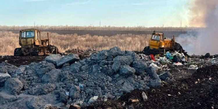 Самарский мусорный регоператор открыл для себя необходимость закрытия полигона Преображенка 20 августа региональный оператор по обращению с твердыми коммунальными отходами АО Экология в своем telegram канале объявил о завершении эксплуатации полигона Преображенка с 31 декабря 2025 года ссылаясь на результаты топографической съемки и анализа проектной документации подтвердившие исчерпание ресурса объекта   oboz info samarskij musornyj regoperator otkryl dlya sebya neobhodimost zakrytiya poligona preobrazhenka