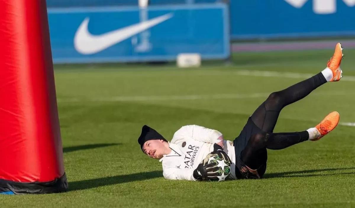 Сафонов вернулся к тренировкам с ПСЖ россиянин в субботу впервые занимался с командой после перелома руки в серии с Фламенго Матвея НЕ вернут в основу сразу после травмы в матче с Ньюкаслом Энрике предпочтет не рисковать и оставит в составе Шевалье Но в дальнейшем Сафонов имеет все шансы на стартовый состав докладывает Foot001 За время отсутствия россиянина парижане провели 7 матчей в которых Шевалье оставался сухим лишь дважды против Лилля и Осера Немедля подписывайся на Карпа в Max