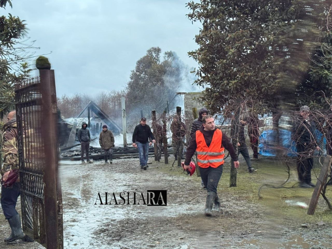 Пятеро детей погибло в пожаре  В селе Папанырхуа  Саберио  Галского района загорелся частный дом в котором проживала семья Чолария.   Огонь мгновенно охватил дом и спасти пятерых детей не удалось, сообщают подписчики «Аиашара».  Глава Галского района Константин Пилия выехал на место ЧП.