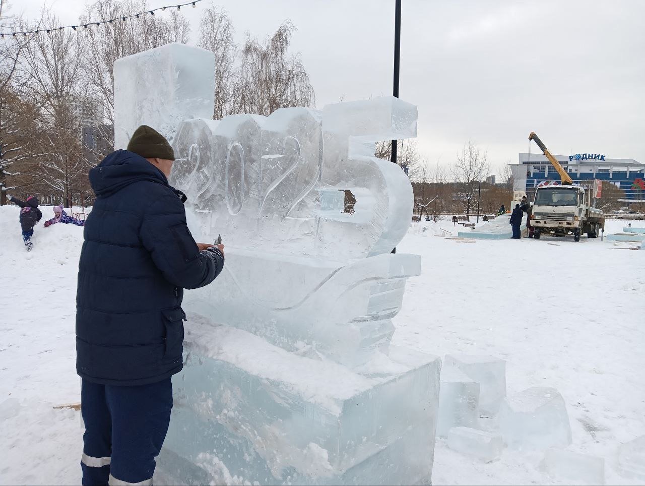 Ещё один ледовый городок строят в парке возле Родника.   Здесь появятся скульптуры, горки и ель. Открытие пройдёт 30 декабря в 17:00.   Чайковского, 185  #крчЧелябаАфиша       Подпишись   Поделись новостями