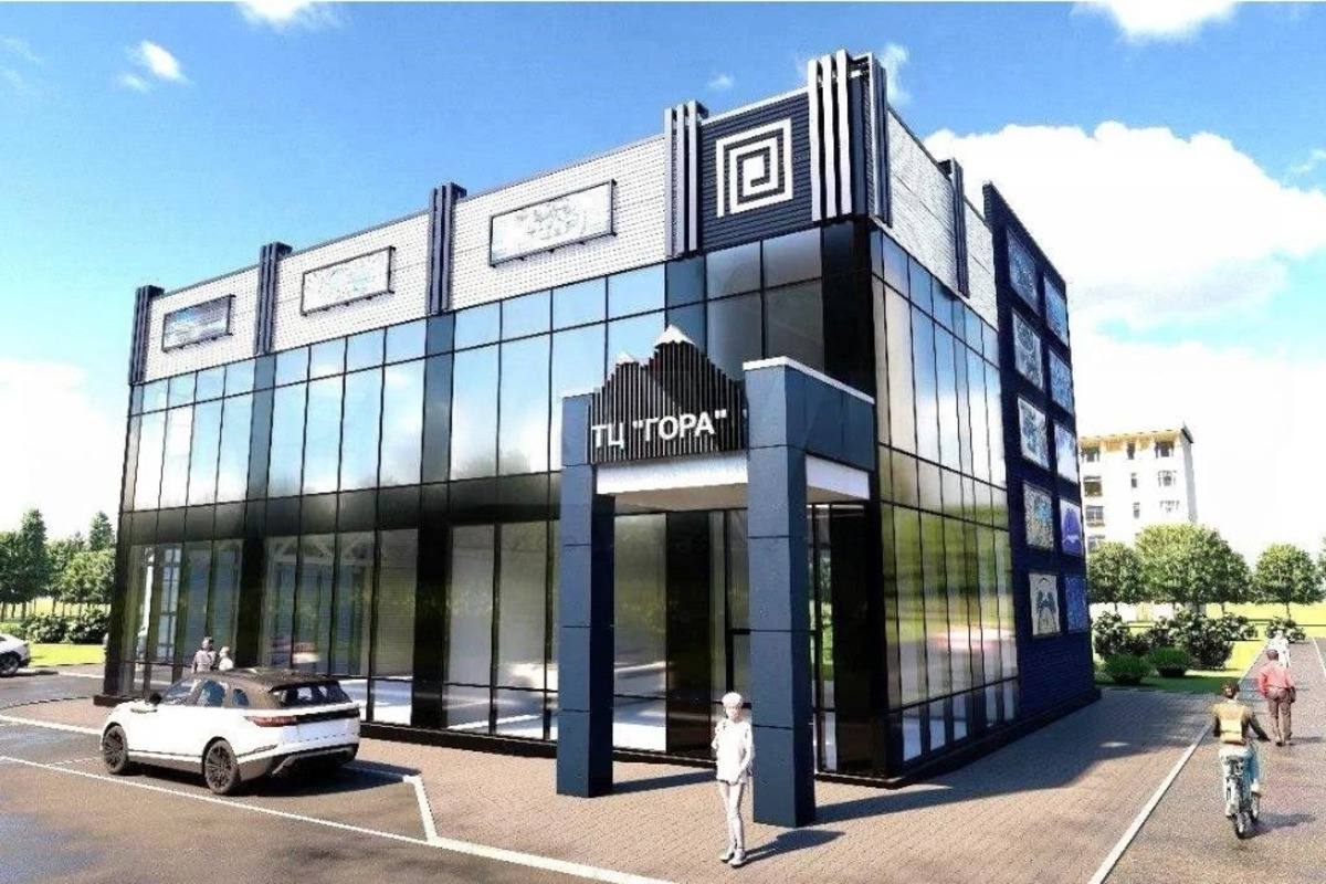 Ещё один торговый центр в Костроме ищет покупателя На рынке Костромы появился новый лот выставили на продажу строящийся торговый центр Гора Объект на Магистральной 71 Сейчас продают только первый этаж из двух Состояние черновая отделка Земля в долгосрочной аренде Цена в объявлении 55 млн рублей Продавец делает ставку на будущий трафик рядом заявлено строительство более десяти многоквартирных домов У ТЦ обещают парковку примерно на 800 кв м панорамное остекление и подключённые коммуникации Вопрос который обсуждают в городе простой найдётся ли инвестор готовый достраивать и заполнять площадку арендаторами в нынешних условиях Интересно что Гора не единственный подобный кейс Неделей ранее в Костроме выставляли на продажу крупный ТЦ Паново примерно за 1 1 млрд рублей На фоне сразу нескольких объявлений становится заметно владельцы торговой недвижимости всё чаще пробуют выход из объекта через продажу а не через долгий поиск арендаторов и дорогое обновление формата