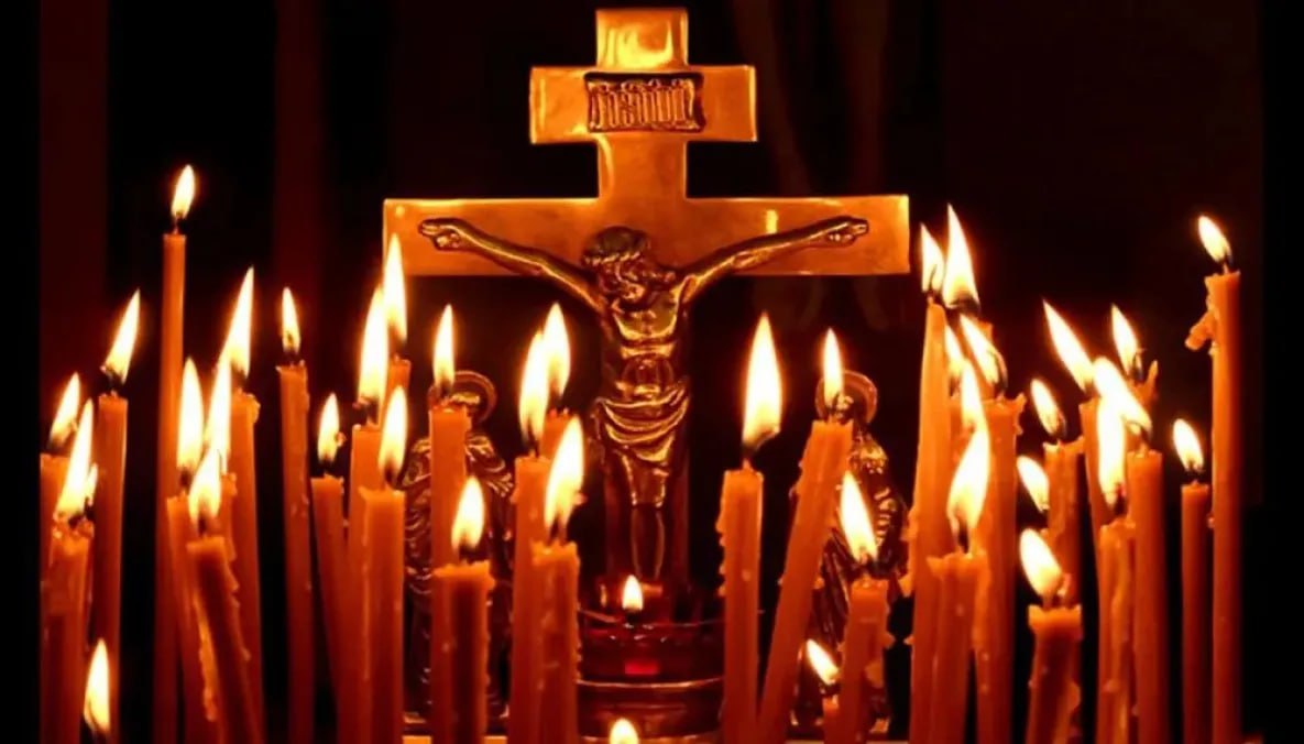 В Димитриевскую субботу в хабаровских храмах помолятся об усопших В Димитриевскую родительскую субботу а в этом году она приходится на 1 ноября во всех православных храмах верующие помолятся о всех усопших христианах на заупокойном богослужении Такое поминовение совершается перед днем памяти святого великомученика Димитрия Солунского который отмечается 8 ноября по новому стилю Митрополит Хабаровский и Приамурский Артемий возглавит в этот день заупокойное богослужение в Спасо Преображенском кафедральном соборе Димитриевская родительская суббота стала днем особого поминовения усопших после победы русских воинов в Куликовой битве в 1380 году Сначала в этот день поминали именно тех кто погиб на поле Куликовом а со временем традиция поменялась В новгородской летописи XV века мы читаем о Димитриевской родительской субботе уже как о дне поминовения всех умерших Уже накануне родительской субботы то есть вечером в пятницу в православных храмах служится великая панихида а в субботу она будет совершена после Литургии Все кто хотят помянуть своих родных и близких могут подать записки об упокоении с именами умерших todaykhv