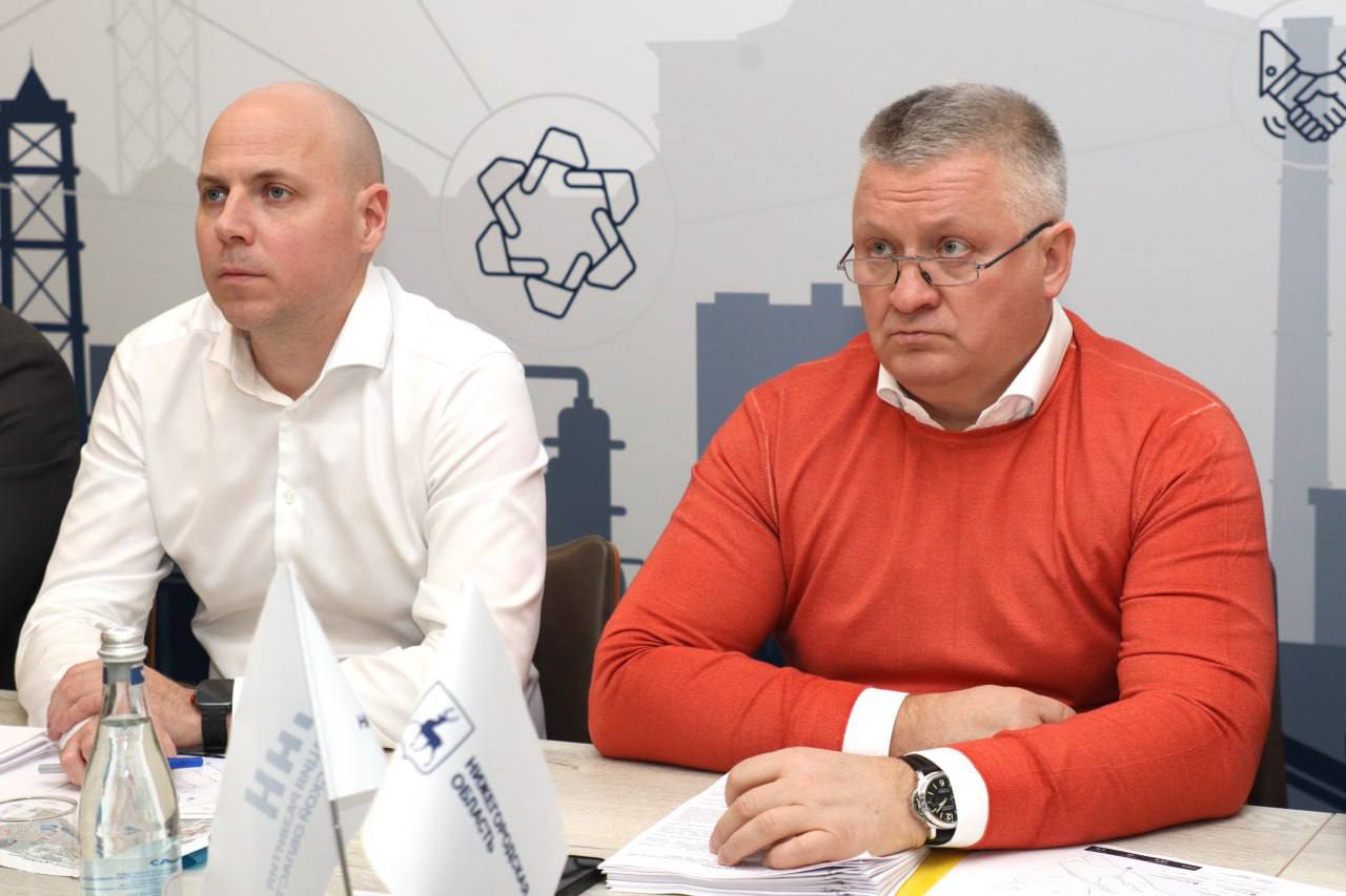 ХИМПРОИЗВОДСТВО ЗА 18 МИЛЛИАРДОВ Экспертный совет по развитию нижегородской ОЭЗ Кулибин одобрил реализацию пяти проектов более чем на 19 млрд рублей Самое интересное конечно в конце проект крупного химического производства объем инвестиций в который составляет 18 4 млрд рублей Название компании снова не называется Как и в сентябре в проекте крупной нефтехимической компании с инвестициями в 25 3 млрд рублей Вырисовывается тройка самых крупных проектов в Кулибине новый нефтехимический завод 25 млрд первая очередь Руссилики 21 млрд химическое производство 18 4 млрд