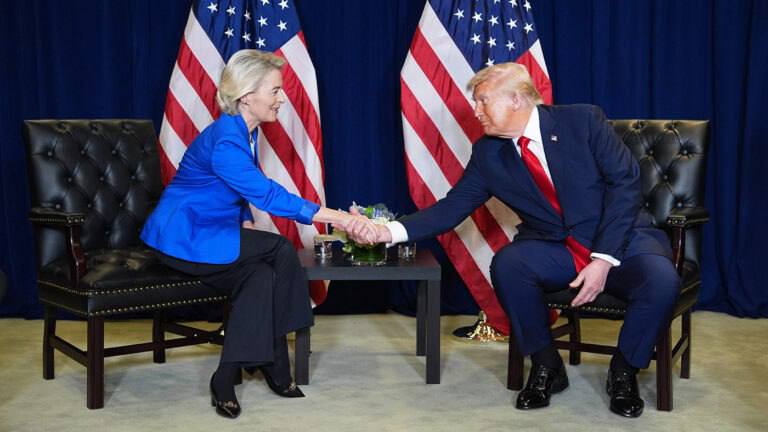 Politico Трамп Саркози и фон дер Ляйен получили фейспалмы года Издание Politico опубликовало антирейтинг политиков Backhanded Awards Экс президент Франции Николя Саркози получил премию Аль Капоне за короткое заключение в тюрьме и выпуск мемуаров Дональд Трамп за плохие видео сгенерированные ИИ Урсула фон дер Ляйен за попытку снизить торговые пошлины США для Европы Итальянский мост через Мессинский пролив и Брюссельская кольцевая развязка получили Титаник и Дежавю за проваленные проекты и бесконечные стройки Подпишись на primulinmd