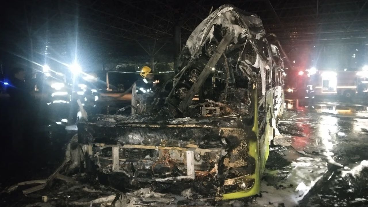 В Ташкенте в автопарке сгорел пассажирский автобус видео В АО Тошшахартрансхизмат и УЧС города Ташкента рассказали подробности произошедшего   uznews uz ru news 106418 uznews