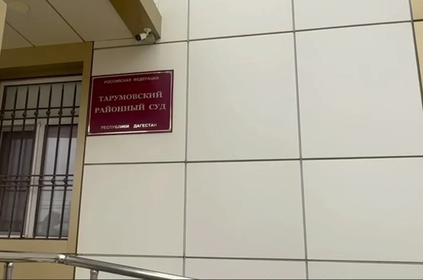 Житель Махачкалы осуждён на 2 5 года за легализацию 11 млн рублей в криптовалюте Тарумовский районный суд Дагестана вынес приговор 51 летнему жителю Махачкалы обвиняемому в совершении финансовых операций с денежными средствами приобретёнными преступным путём в особо крупном размере п б ч 4 ст 174 1 УК РФ Суд установил что с ноября 2022 года по июнь 2024 года подсудимый получал оплату в криптовалюте за участие в незаконном обороте наркотических средств Чтобы обналичить и легализовать доходы он через специальные онлайн сервисы и платформы конвертировал цифровую валюту в рубли после чего переводил финансы на свой личный банковский счёт Общая сумма легализованных средств превысила 11 миллионов рублей В судебном заседании подсудимый признал свою вину Суд назначил ему наказание в виде 2 лет 6 месяцев лишения свободы с отбыванием в исправительной колонии общего режима Приговор не вступил в законную силу и может быть обжалован в Верховный суд Дагестана РИА Дагестан в МАХ