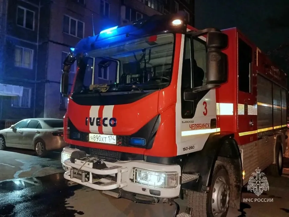 В Челябинске мужчина погиб из за сигареты В Челябинске вечером 13 апреля загорелась квартира в доме на улице Чайковского Пламя вспыхнуло на девятом этаже Как рассказали в региональном ГУ МЧС огонь охватил пять квадратных метров Примчавшиеся тушить его пожарные обнаружили тело хозяина квартиры 63 летний мужчина насмерть отравился дымом По предварительным данным мужчина курил на диване и случайно поджег его сигаретой   Подписаться на chelkp Мы в MAX