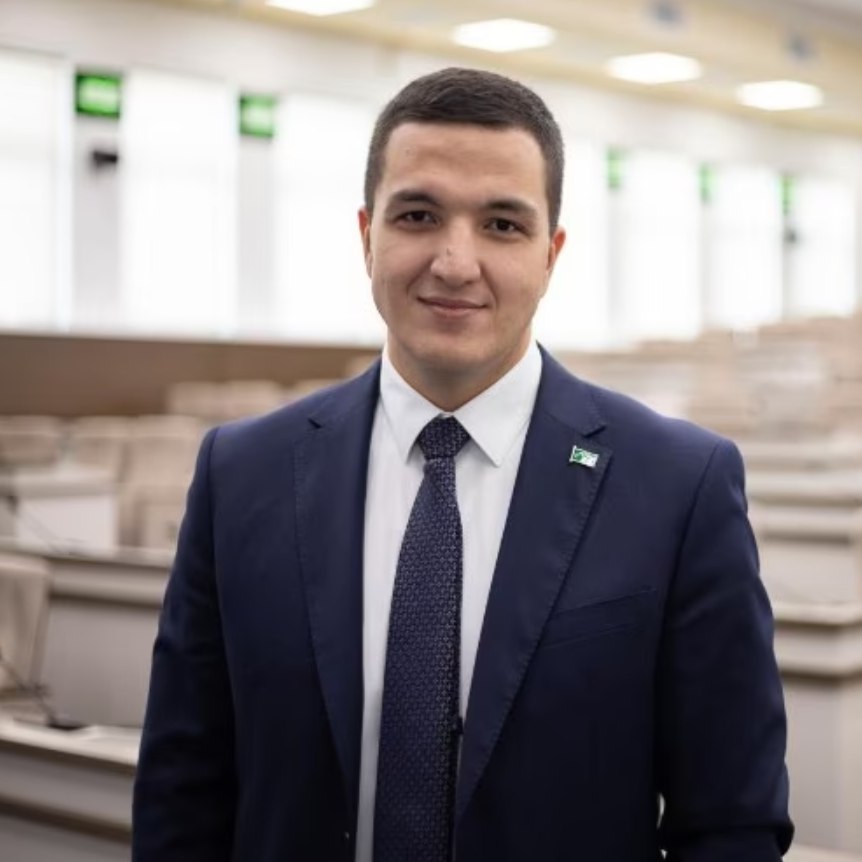 Новое назначение Указом главы Адыгеи Мурата Кумпилова на должность Официального представителя Республики Адыгея при Президенте Российской Федерации назначен Бислан Мугу До сегодняшнего дня он занимал должность директора многофункционального молодёжного центра Молодёжь Адыгеи сообщает пресс служба правительства Адыгеи Бислан Мугу родился в Майкопе Получил высшее юридическое образование в Адыгейском государственном университете С 2015 года занимался добровольческой деятельностью в разные годы занимал различные должности в молодёжных общественных организациях региона был председателем Адыгейской региональной организации Российского Союза Молодёжи Профессиональную деятельность начал в 2020 году в АГУ после чего трудился в ресурсном молодёжном центре В должности директора ГАУ РА Молодёжь Адыгеи занимался развитием молодёжной политики региона Постоянное представительство Республики Адыгея при Президенте РФ взаимодействует с федеральными и региональными ведомствами способствует социально экономическому развитию республики организует ряд мероприятий направленных на сохранение и продвижение культуры и традиций региона поддержку проектов и инициатив молодёжных и общественных организаций Подписаться Читайте нас в Max