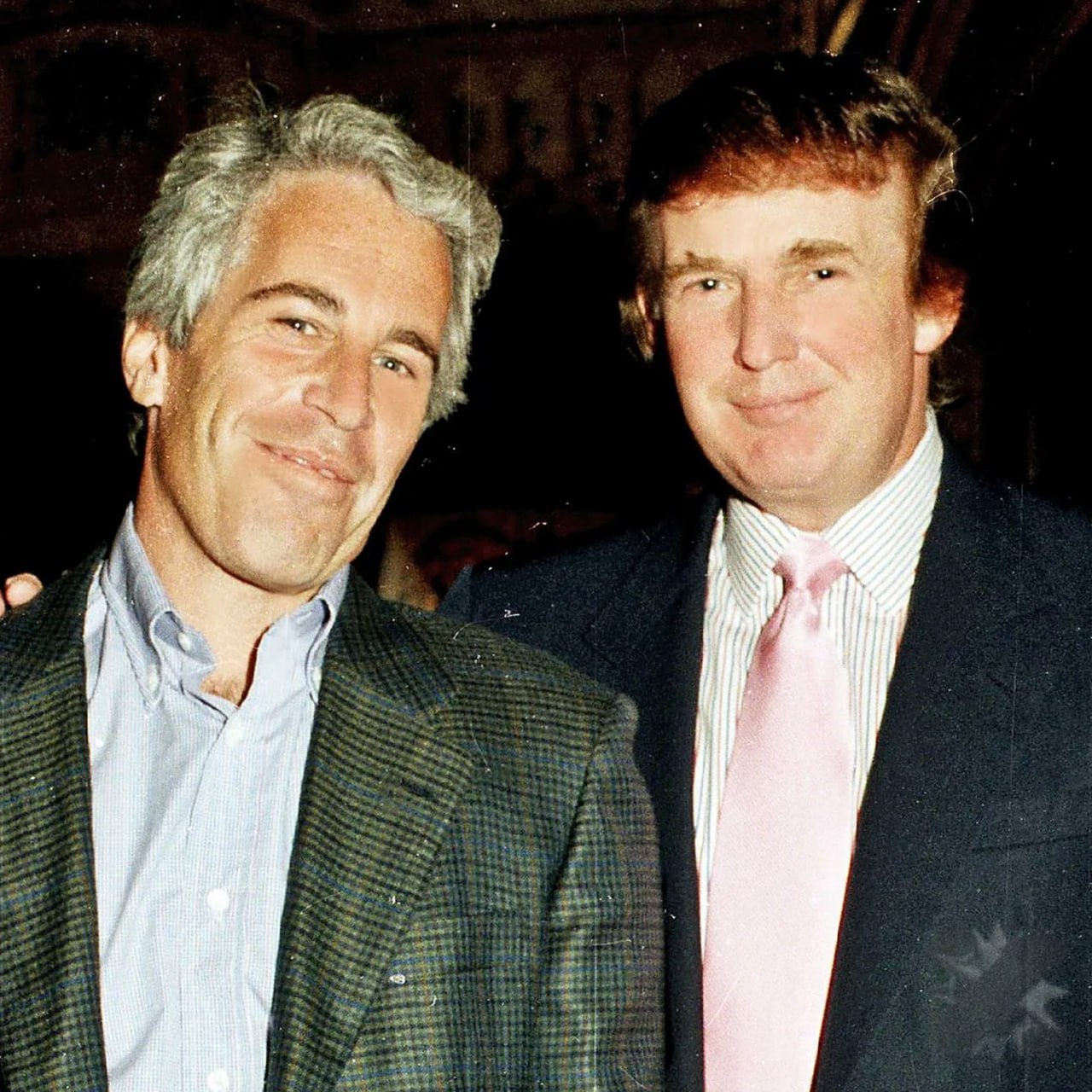 Конгресс США потребовал публикации материалов по делу Эпштейна Законопроект приняли единогласно Теперь документ отправят на подпись Дональду Трампу который подпишет его как доберётся до Белого дома   интересно что там скрывается что этот дидди блад делает на калькуляторе он что эпштейн НМШ