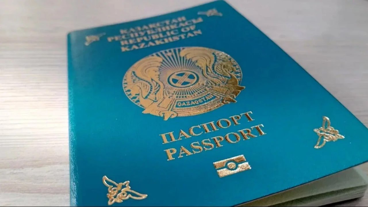 Казахстанский паспорт укрепил позиции в мировом рейтинге Наш паспорт занял 61 е место в обновлённом индексе Henley который составляется на основе данных Международной ассоциации воздушного транспорта и отражает количество стран куда граждане могут въезжать без визы Согласно рейтингу казахстанцам открыт безвизовый въезд в 79 государств Лидером списка стал Сингапур чьи граждане могут посещать без визы 193 страны На втором месте оказались Япония и Южная Корея по 190 направлений Среди стран Центральной Азии Казахстан стал обладателем самого сильного паспорта Кыргызстан находится на 71 й строчке Узбекистан на 72 й Таджикистан на 78 й Туркменистан на 84 й Кроме того Казахстан обогнал Азербайджан 66 Армению 69 и Монголию 70 Замыкают список Афганистан Ирак и Сирия Ранее в январе этого года в рейтинге Global Passport Power Rank 2025 Казахстан занял 52 место среди 95 позиций разместившись между Гайаной и Таиландом Фото Игорь Улитин Орда t me orda kz