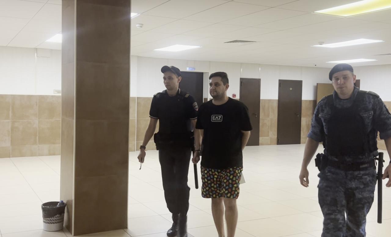 Похищенного кадыровцами Арега Щепихина судят за оскорбление мусульман Медиазона ведет онлайн 3 июня силовики из Чечни прилюдно похитили Щепихина на Ярославском вокзале в Москве из за видео которые публиковал блогер После этого самого Щепихина отправили в СИЗО а шестерых силовиков отпустили под подписку о невыезде по делу о превышении полномочий и похищении человека На заседание по делу Арега Щепихина пришли десять журналистов Оно начинается с того что защитник Андрей Безверхний выходит из дела так как соглашение с ним было заключено только на время предварительного следствия В зале присутствует вызванный адвокат по назначению Сотникова Сам Щепихин не возражает и говорит огромное спасибо на прощание адвокату Безверхнему Щепихин сразу же встает и просит разрешения зачитать заготовленную речь но судья останавливает его так как обвинение еще не огласили Главное чтобы я сегодня зачитал соглашается Щепихин Фото Медиазона