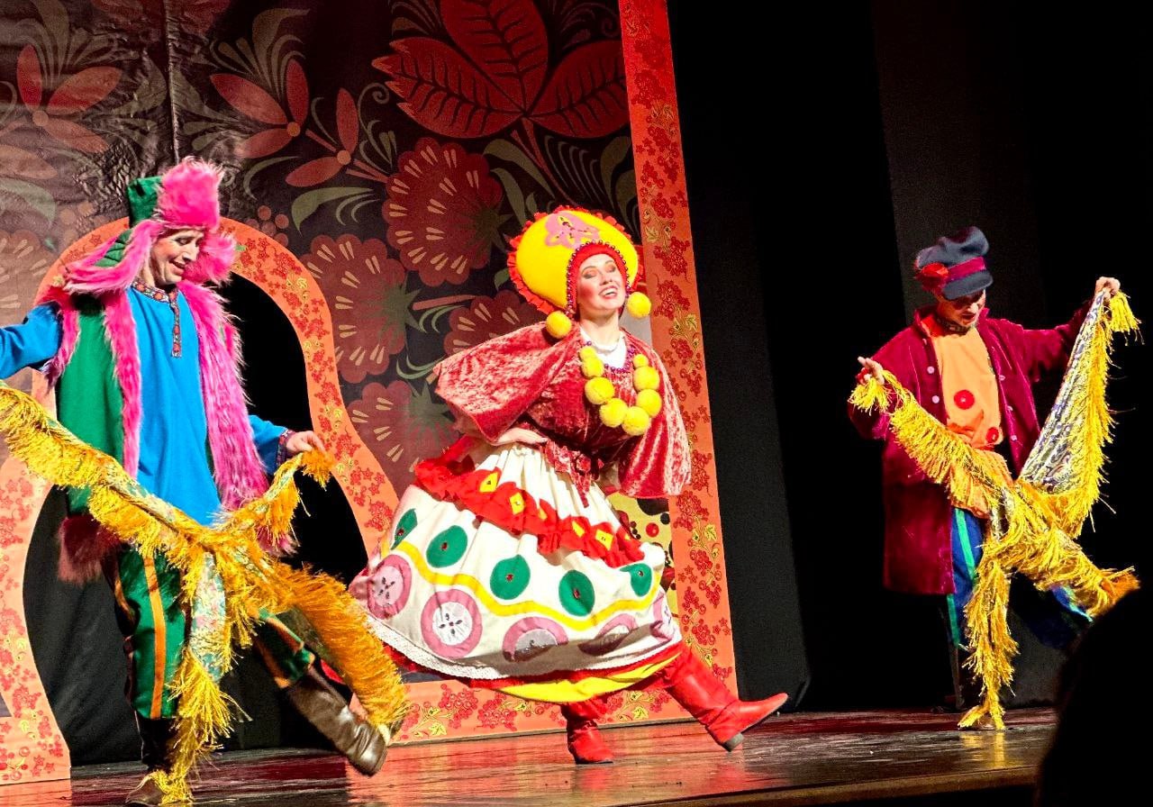 Предновогодние гастроли Донецкого театра кукол 7 декабря гастрольная группа Донецкого театра кукол отправилась на гастроли по освобождённым территориям Спектакль Калинка малинка будет показан в Алчевске Луганске Мариуполе Бердянске Мелитополе Геническе и Скадовске Первый показ уже состоялся во Дворце культуры металлургов г Алчевска Гастроли продлятся до 14 декабря всего запланировано восемь показов Подробнее на портале Культура Донбасса Минкульт ДНР в МАХ